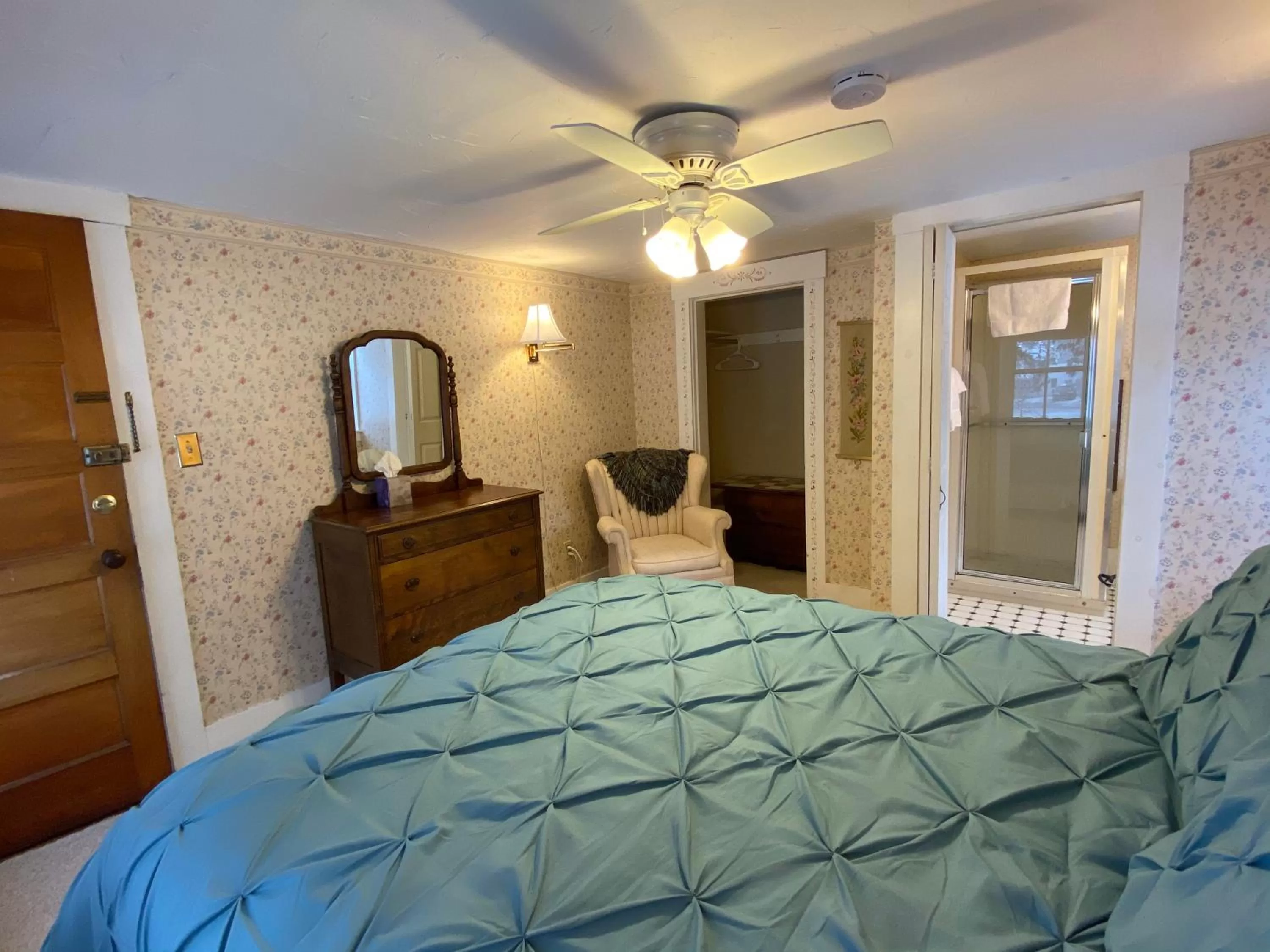 Bedroom, Bed in Follansbee Inn