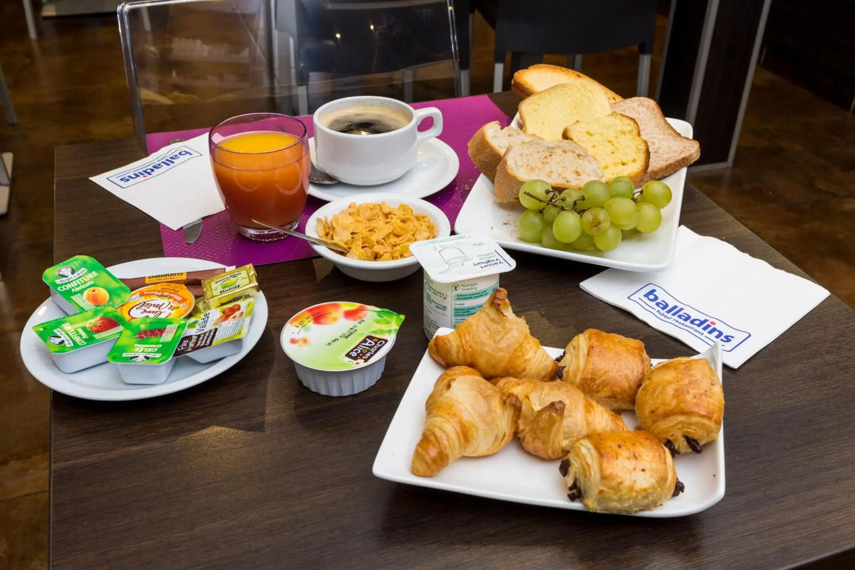 Buffet breakfast in Initial by balladins Lyon / Chanas Buffet breakfast in Initial by balladins Lyon / Chanas