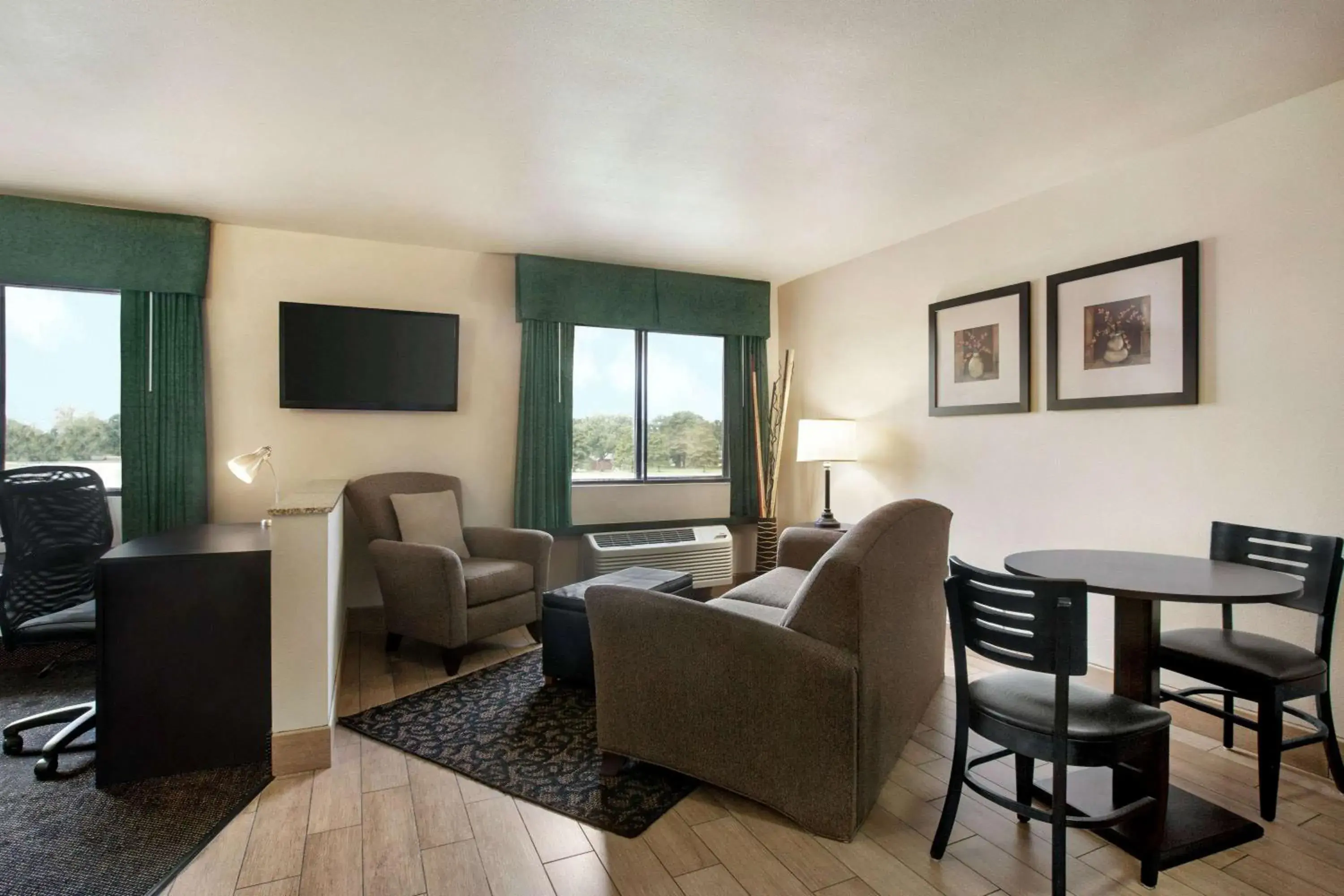 Photo of the whole room, Seating Area in Travelodge by Wyndham Livonia