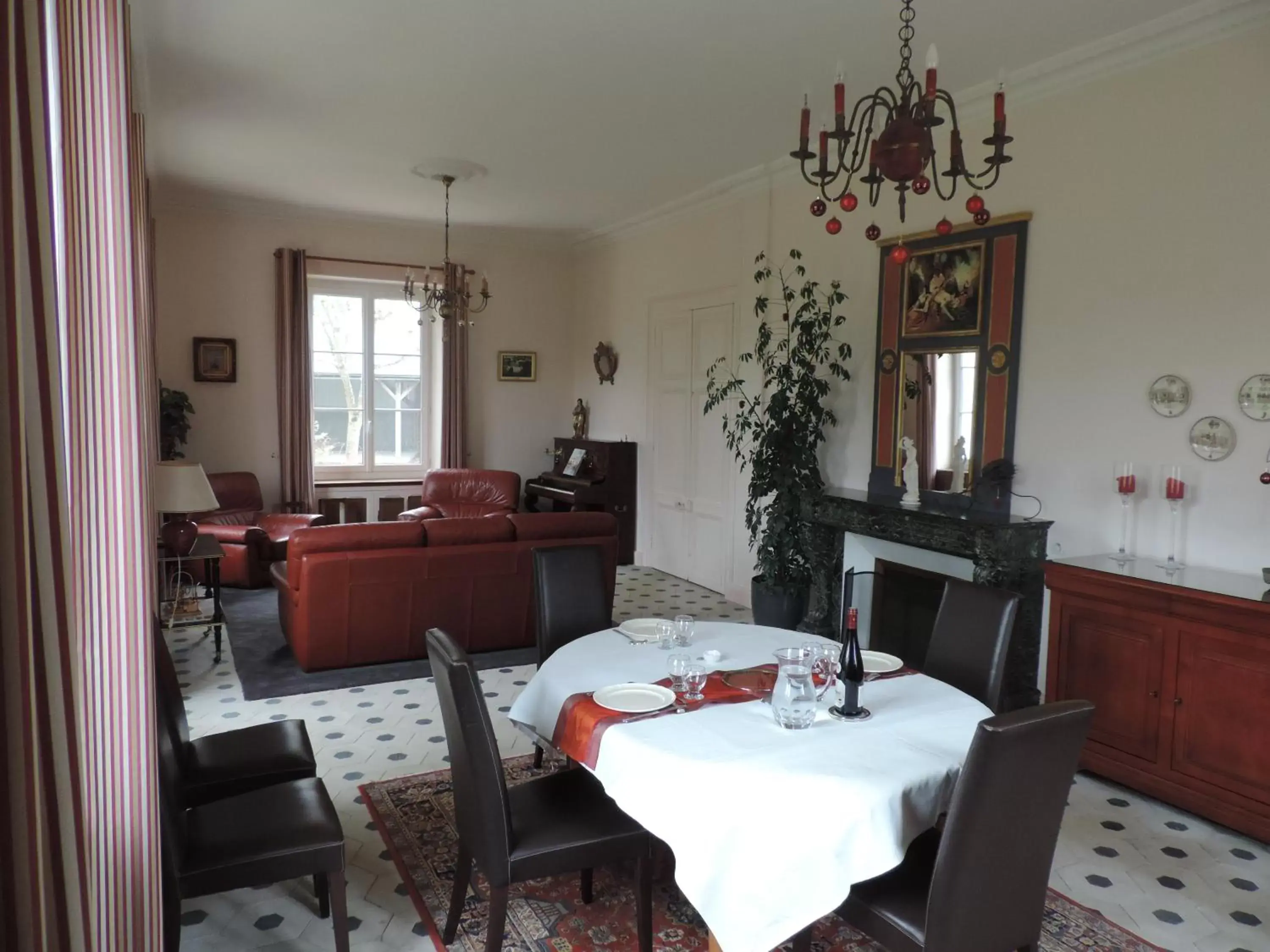 Living room, Restaurant/Places to Eat in Cèdre et Charme