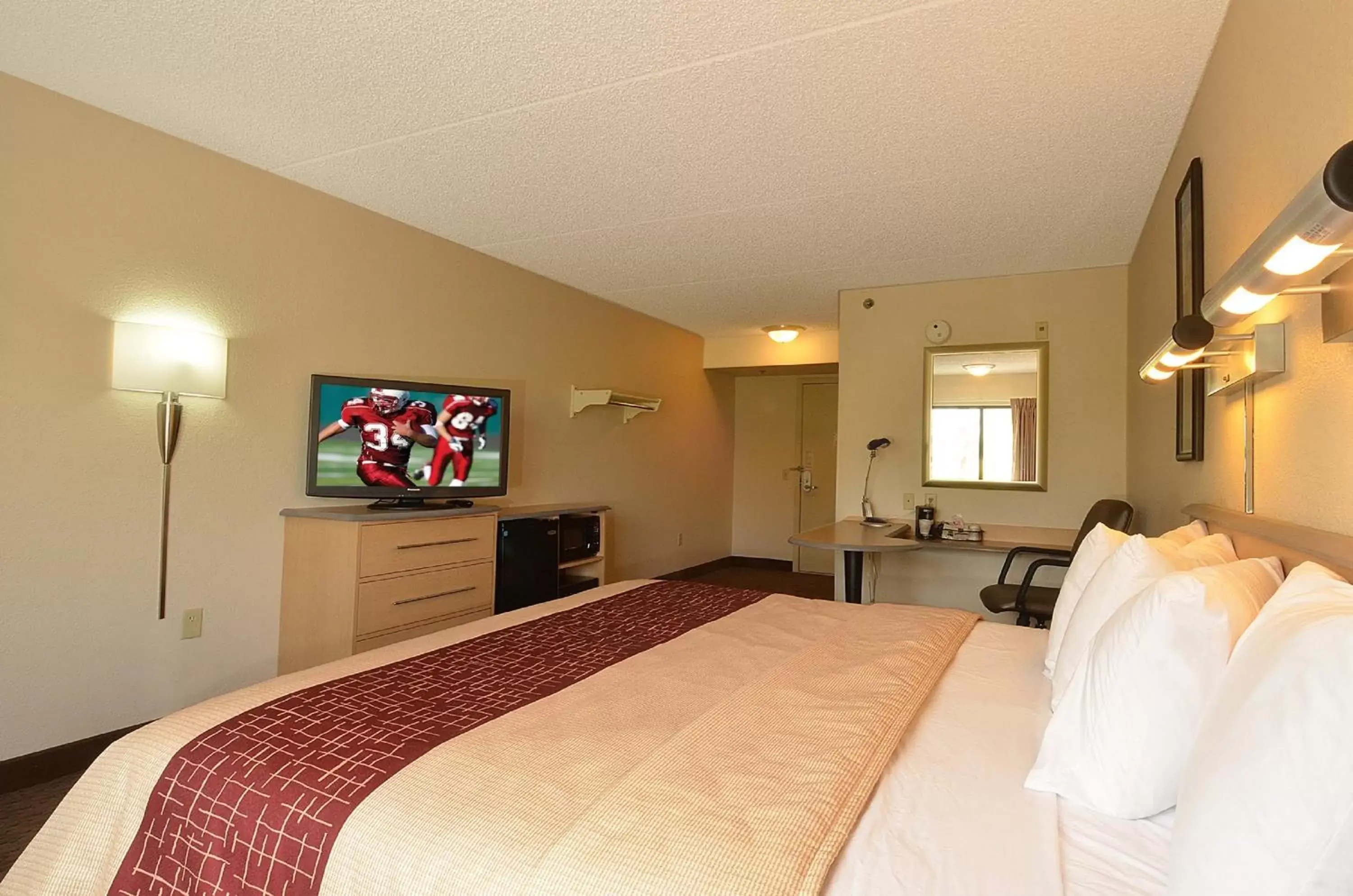 Bedroom, Bed in Red Roof Inn San Antonio Airport