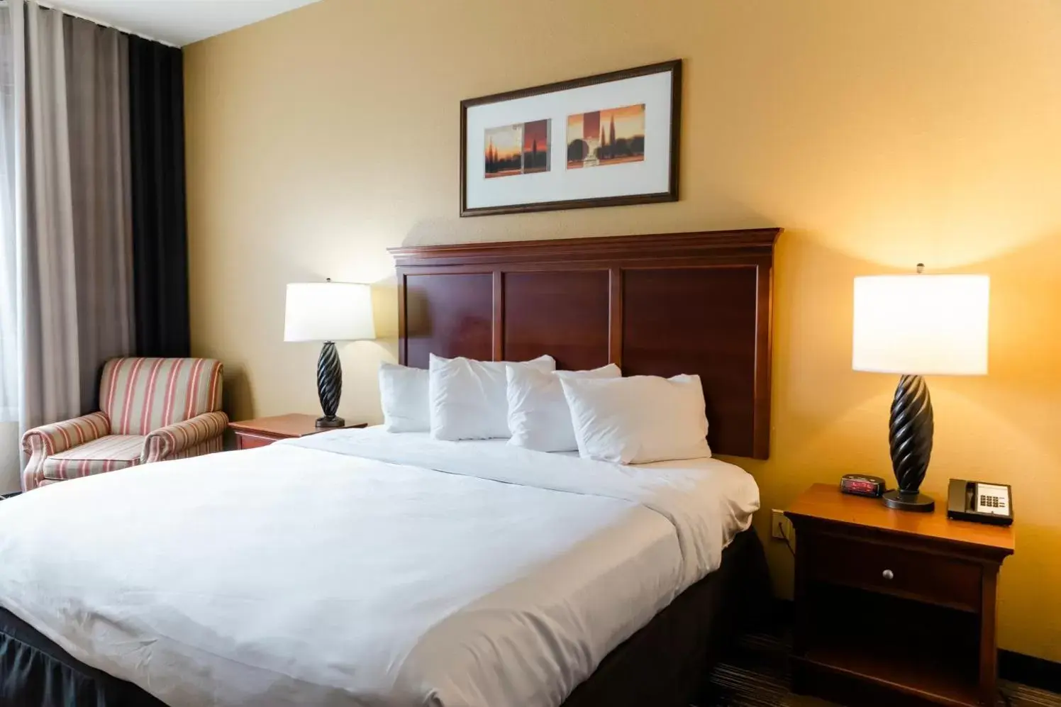 Bed in Country Inn & Suites by Radisson, Helen, GA