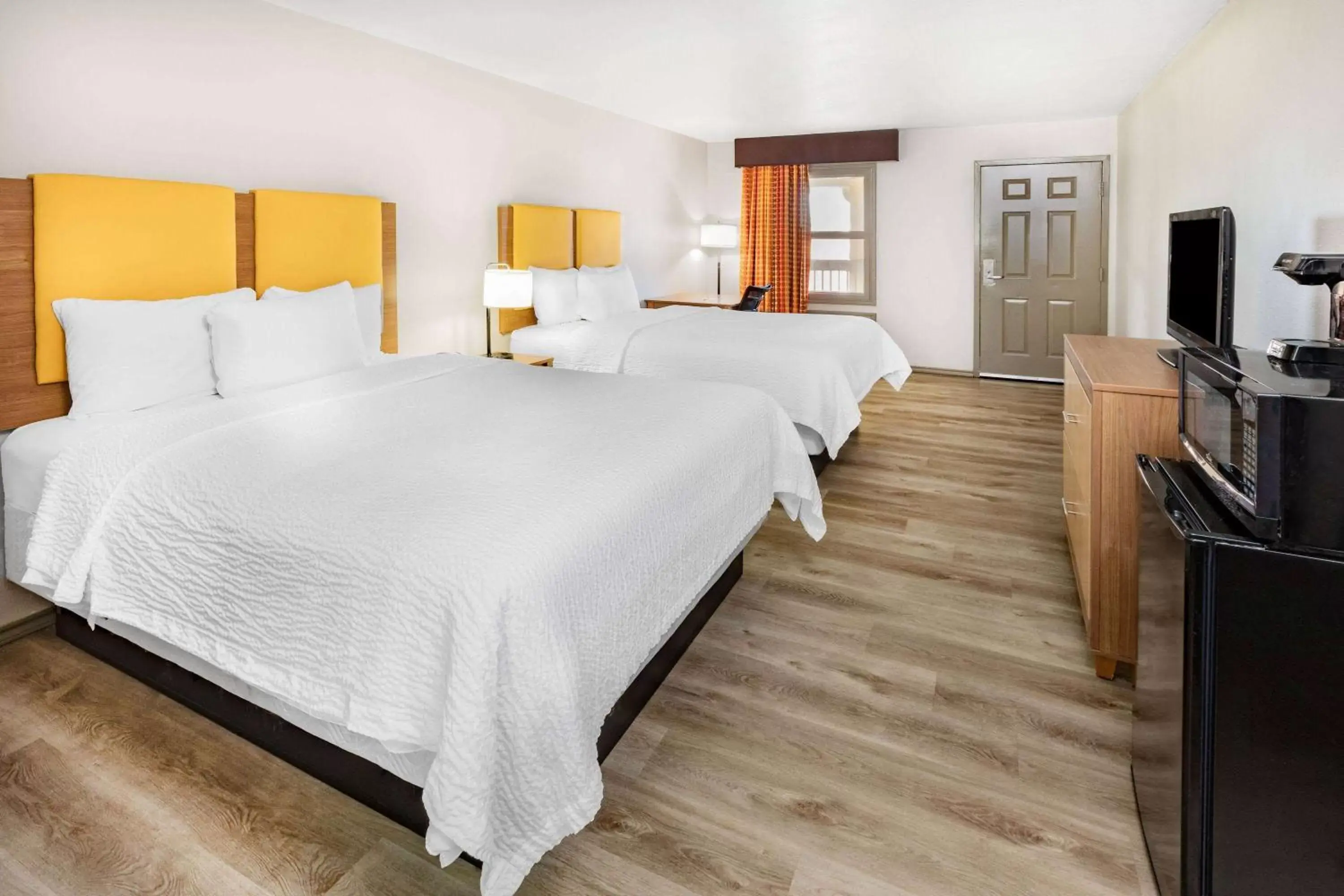 Photo of the whole room, Bed in Days Inn & Suites by Wyndham Huntsville