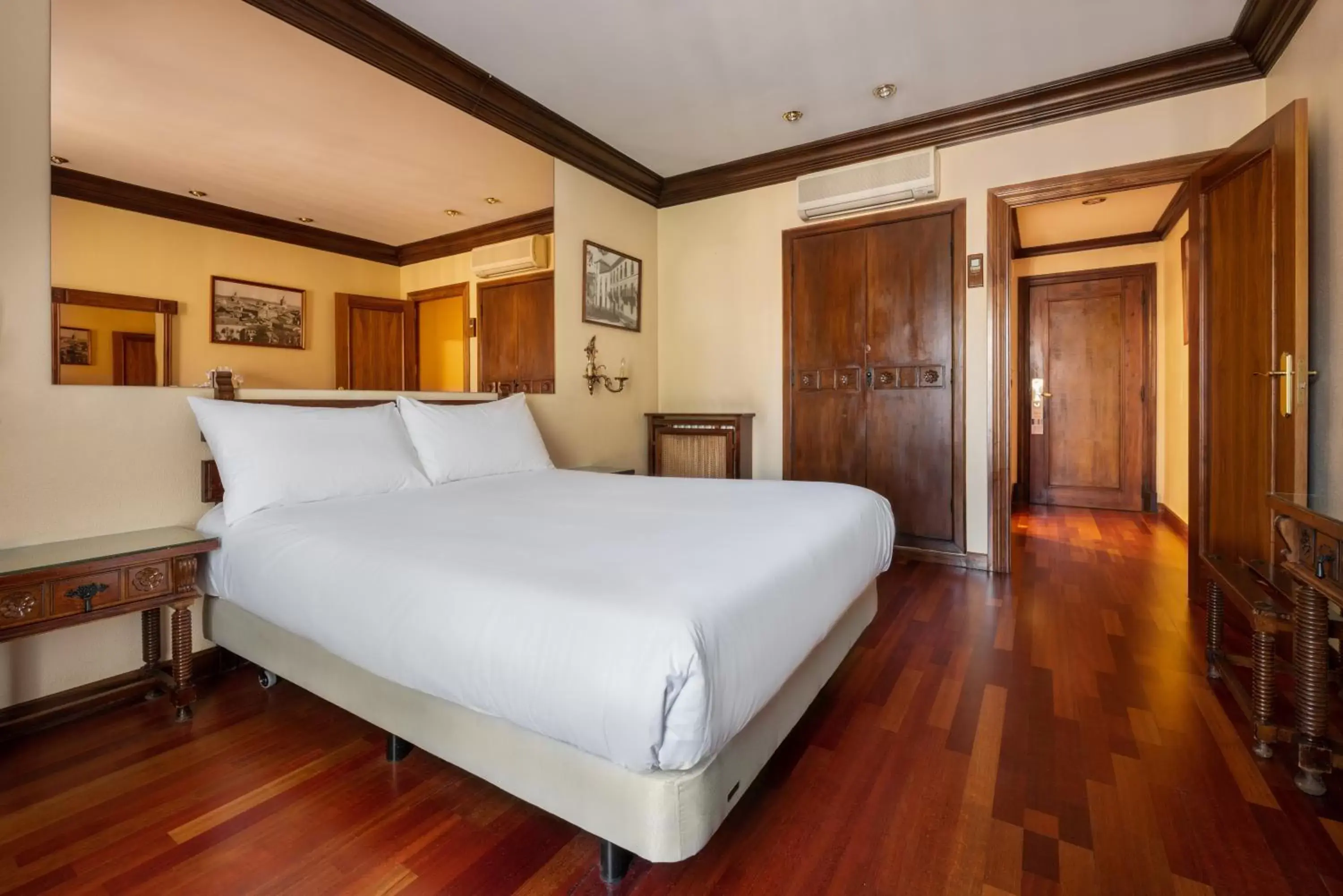 Bedroom, Bed in Crisol Conde Rodrigo Bedroom, Bed in Crisol Conde Rodrigo