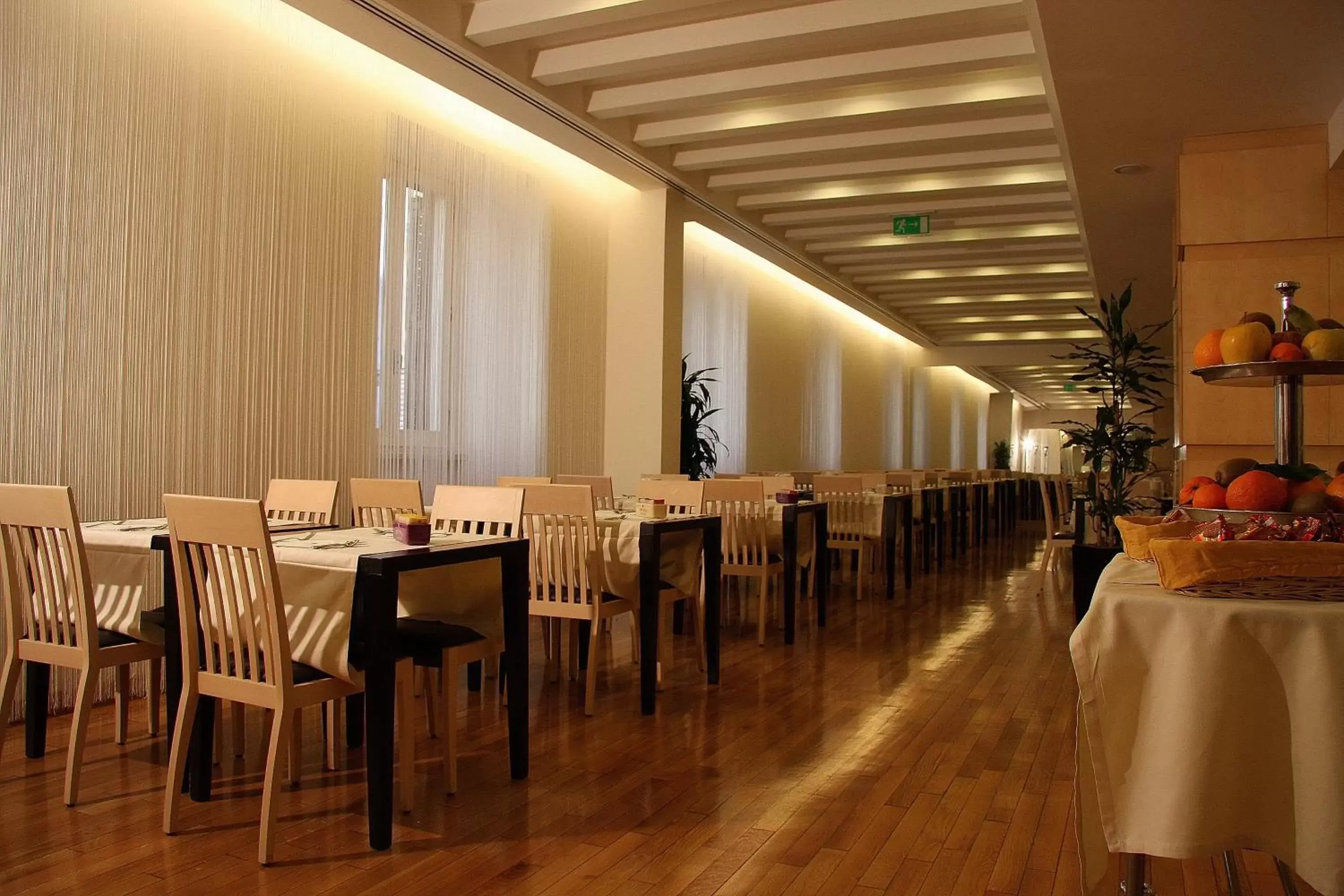 Restaurant/Places to Eat in Hotel Genova