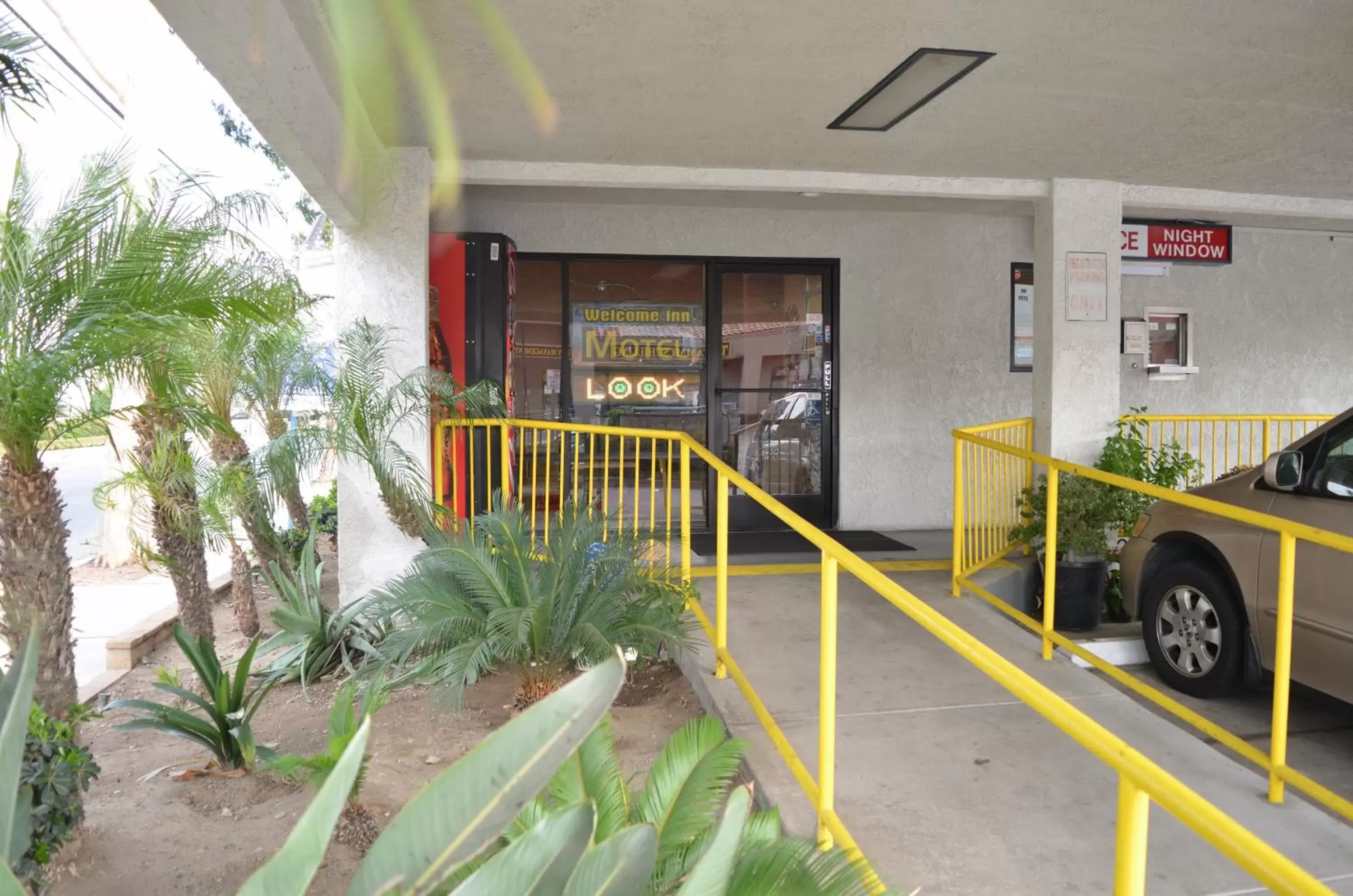 Facade/entrance in Welcome Inn Corona