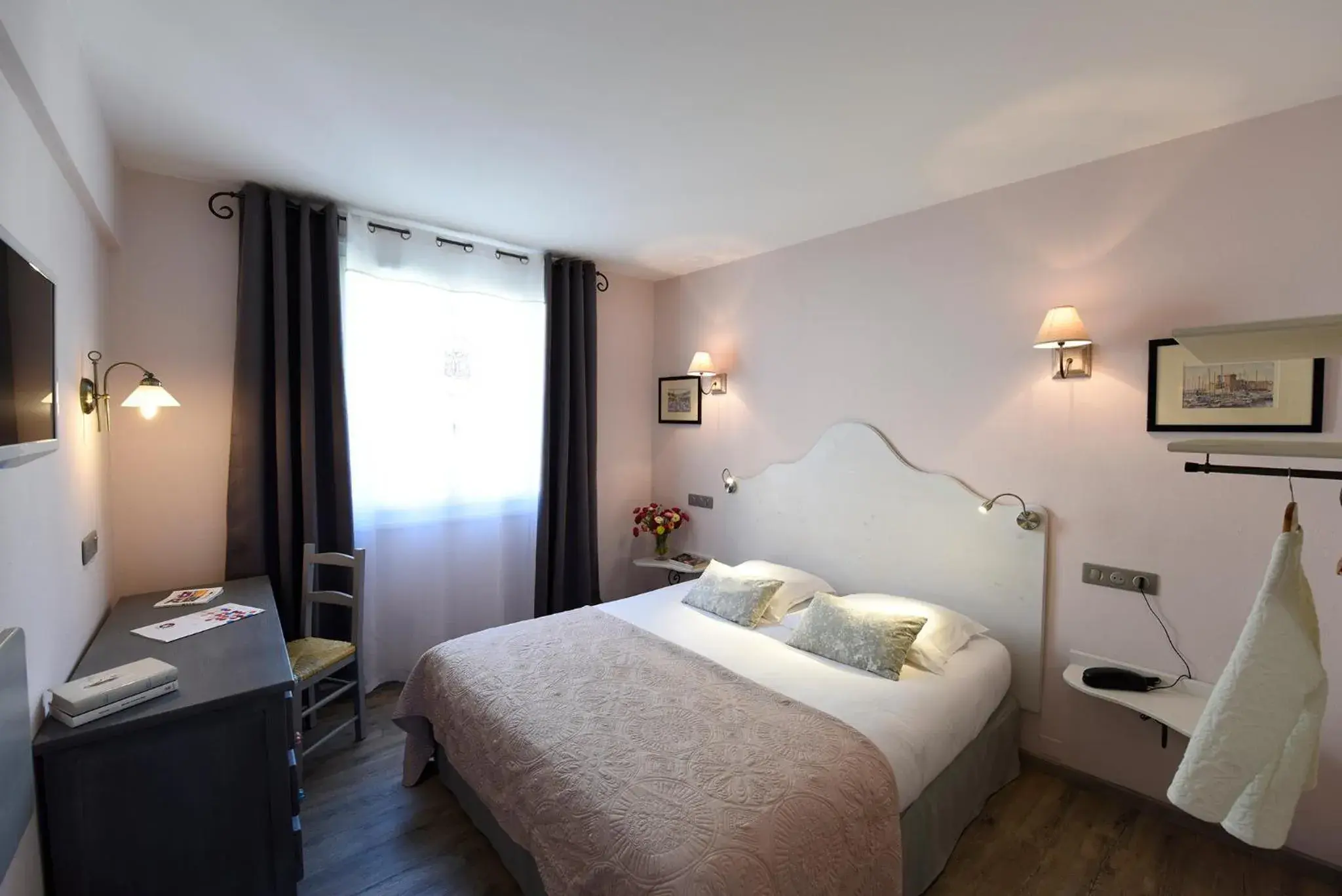 Photo of the whole room, Bed in The Originals Boutique, Hôtel du Parc, Cavaillon (Inter-Hotel)