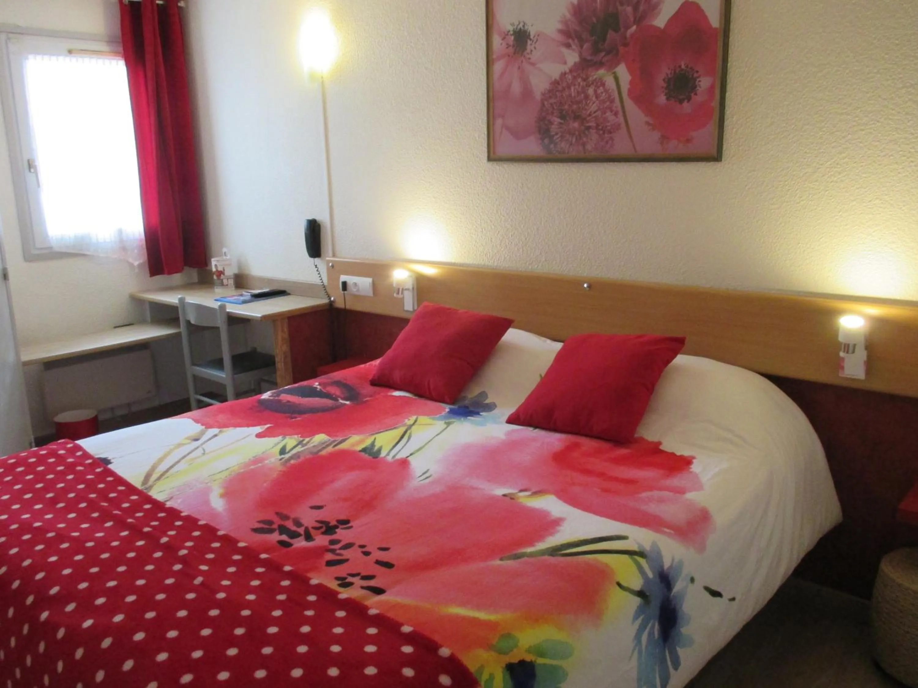 Photo of the whole room, Bed in Contact Hôtel Come Inn