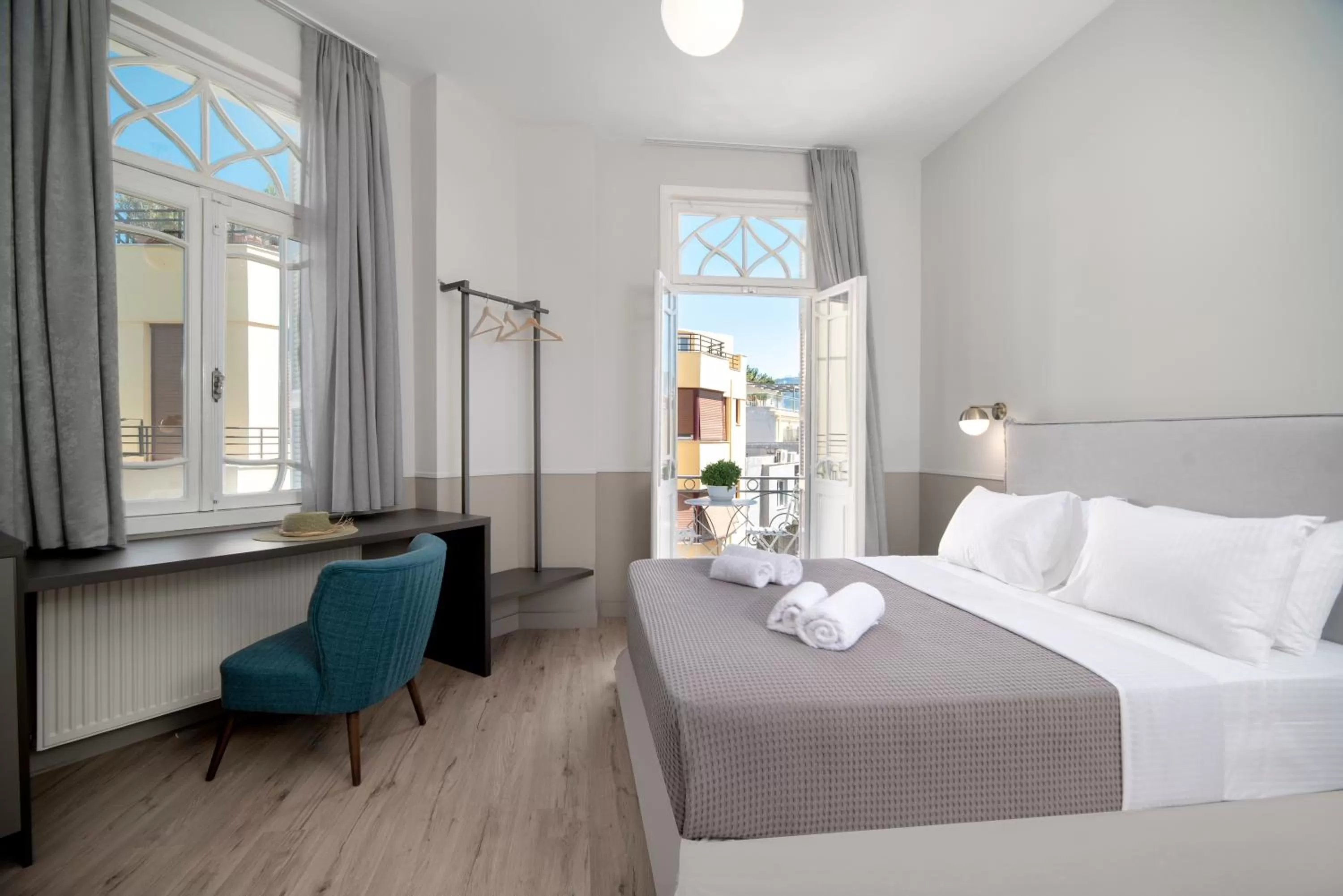 Photo of the whole room, Bed in Plaka Arch Suites