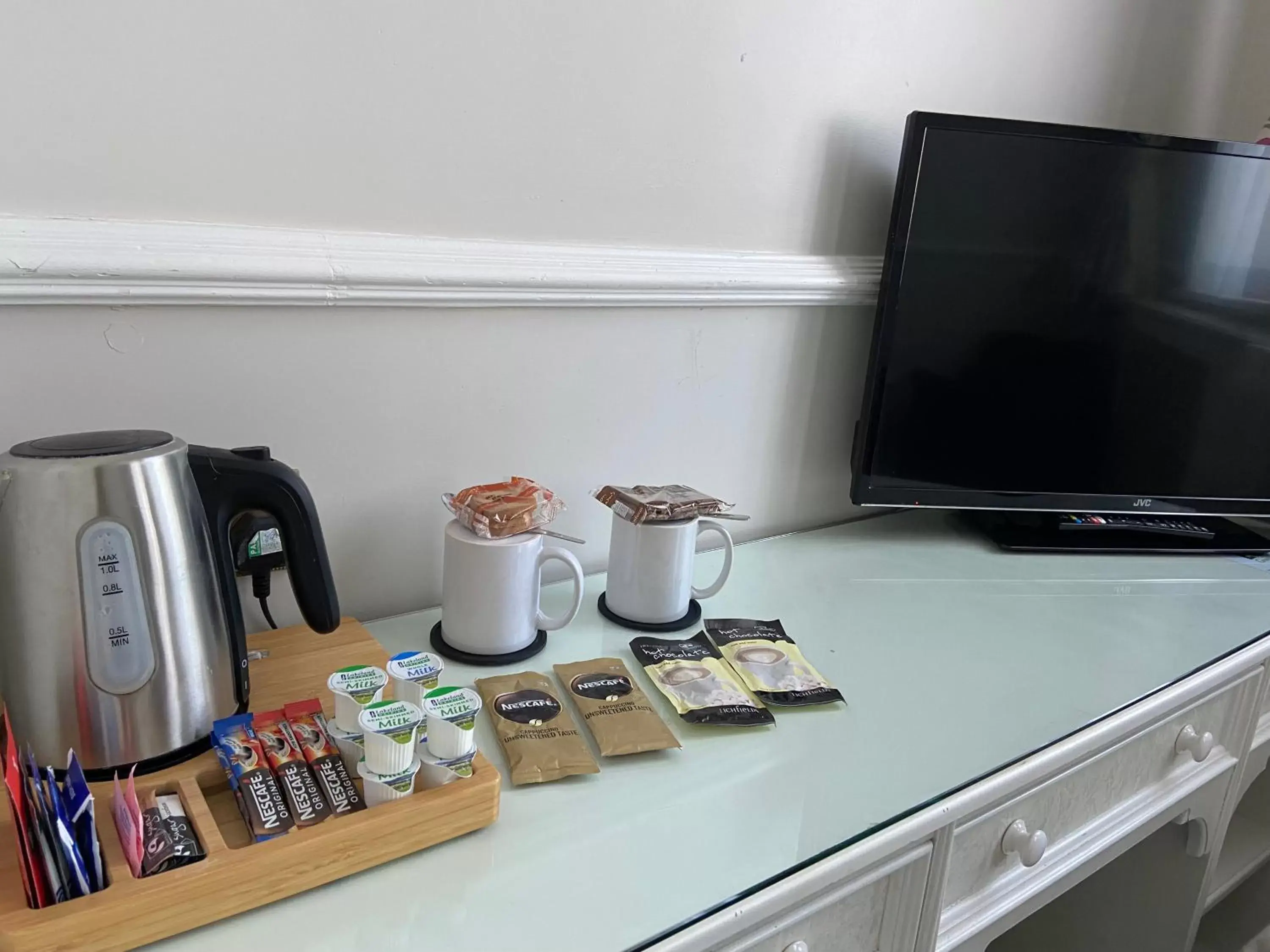 Coffee/tea facilities, TV/Entertainment Center in St Margaret's Hotel