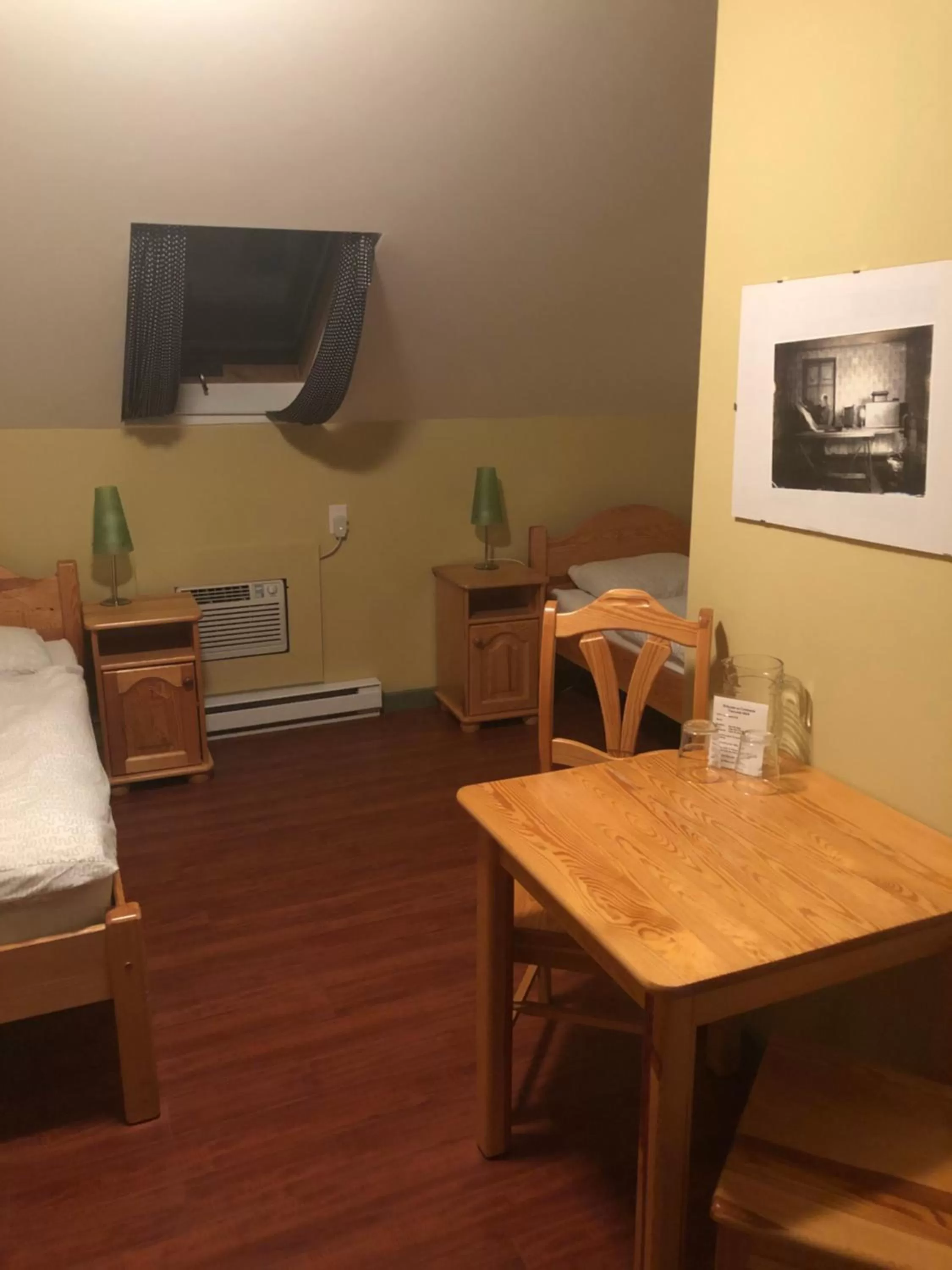 Bed in Crowsnest Vineyards Guesthouse