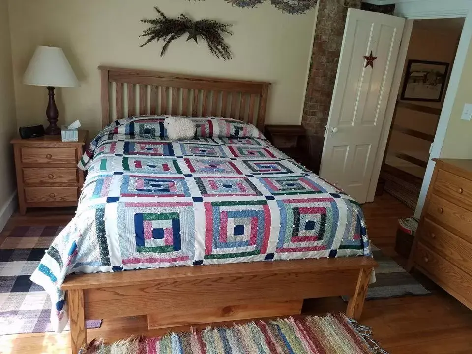 Bedroom, Bed in Rainbow Ridge Farms