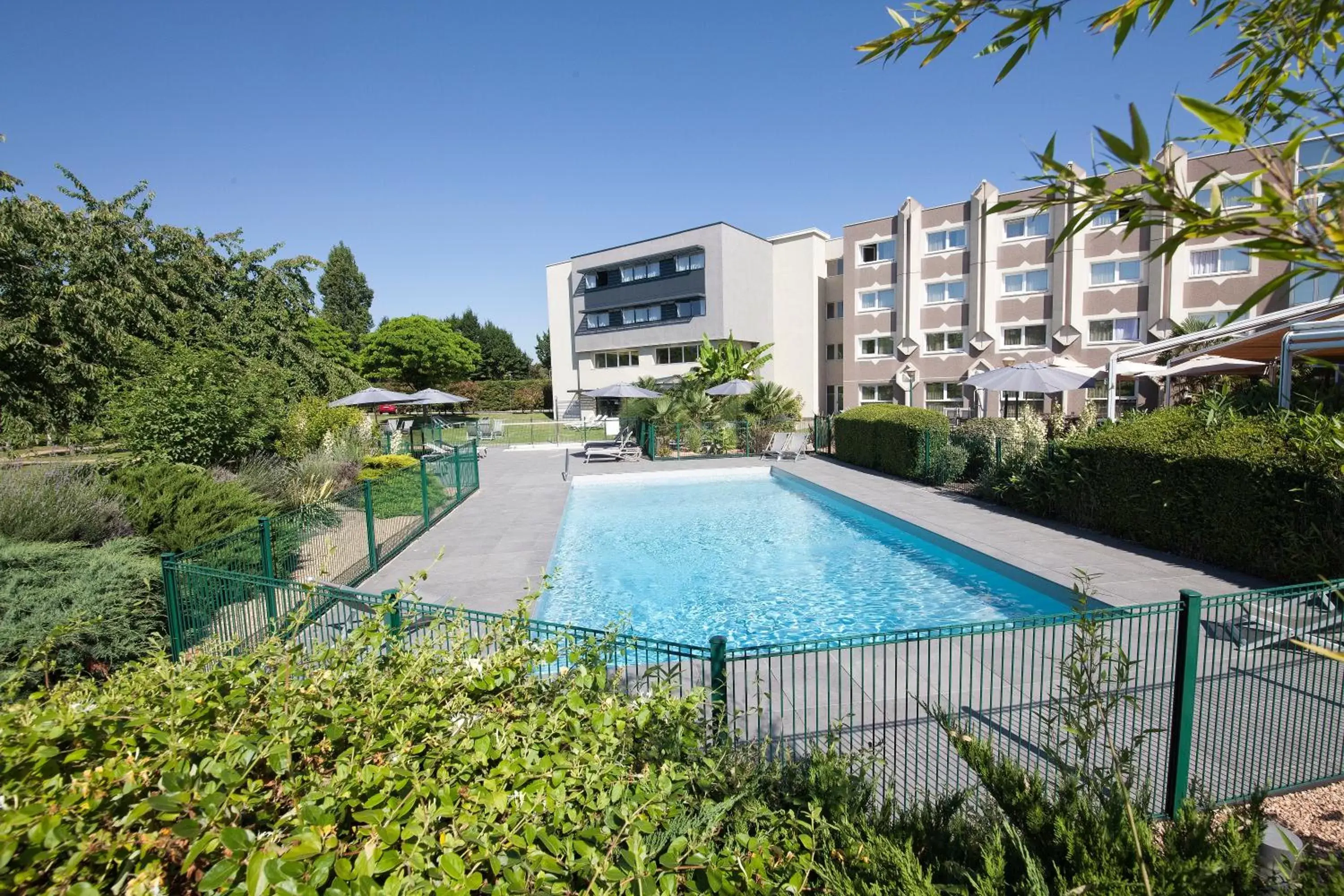 Beach, Swimming Pool in Novotel Clermont-Ferrand