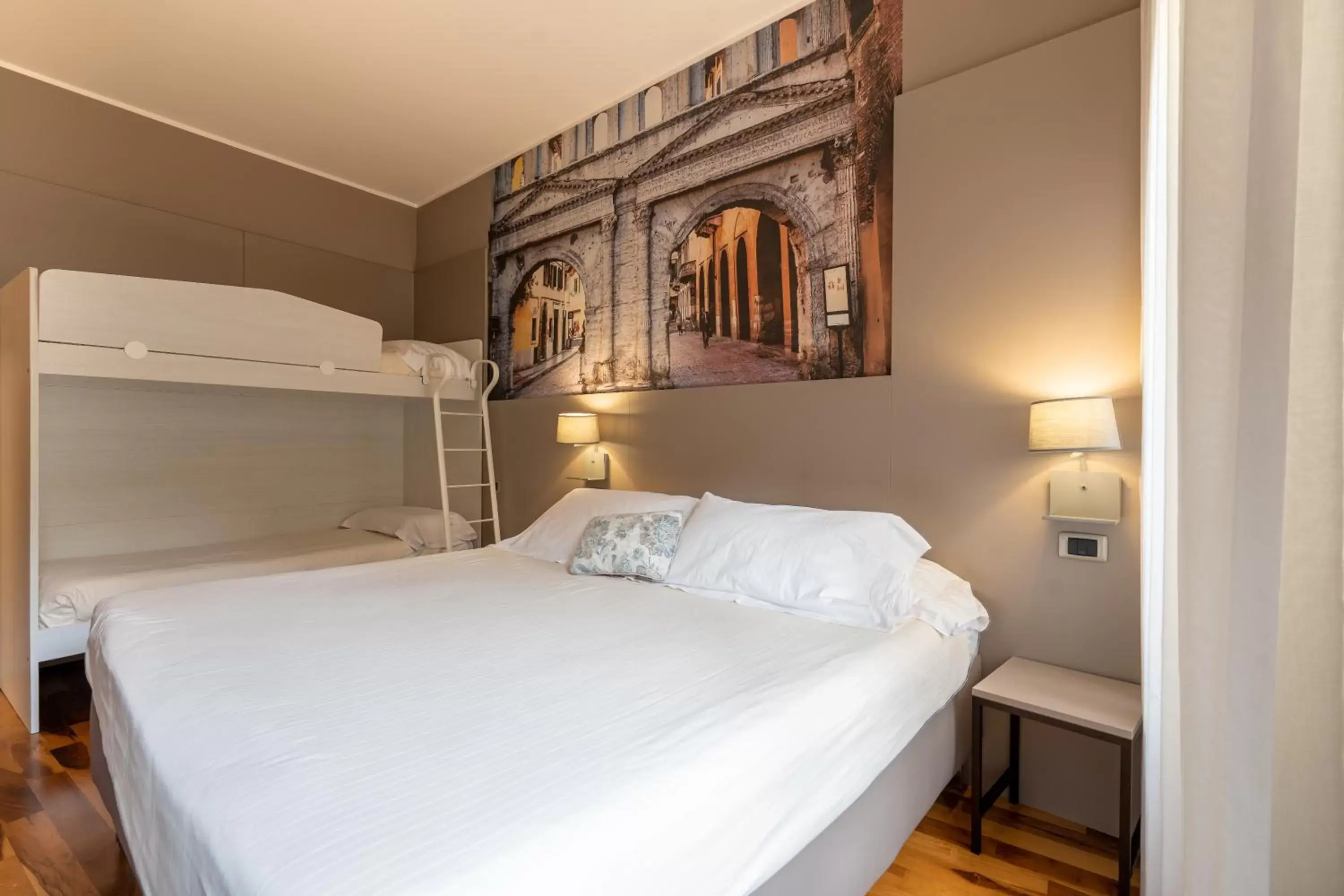 Bed in Hotel Giulietta e Romeo ***S