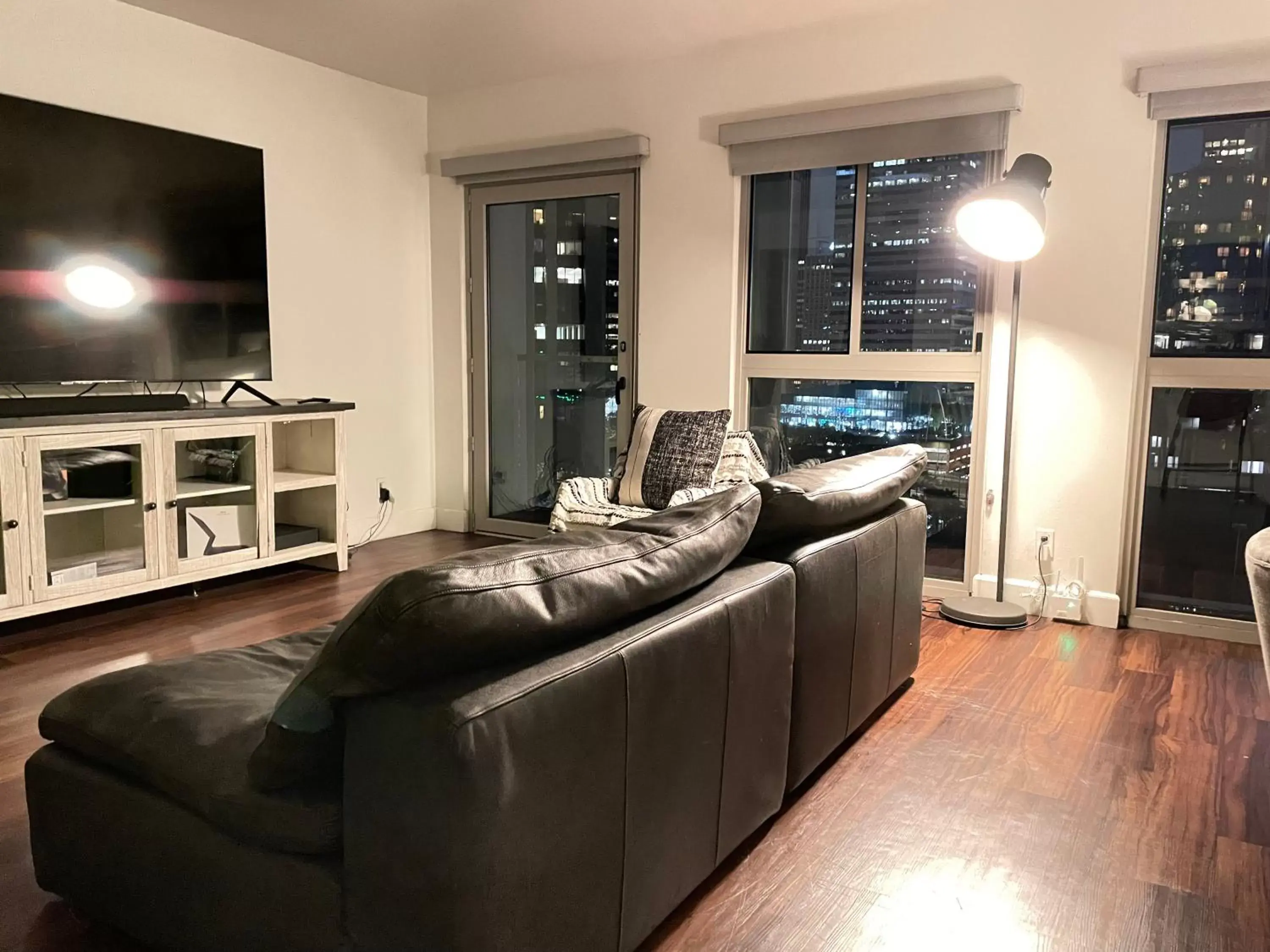 Communal lounge/ TV room, Seating Area in Amazing DTLA View 1bd Full Kitchen Free Private Parking.