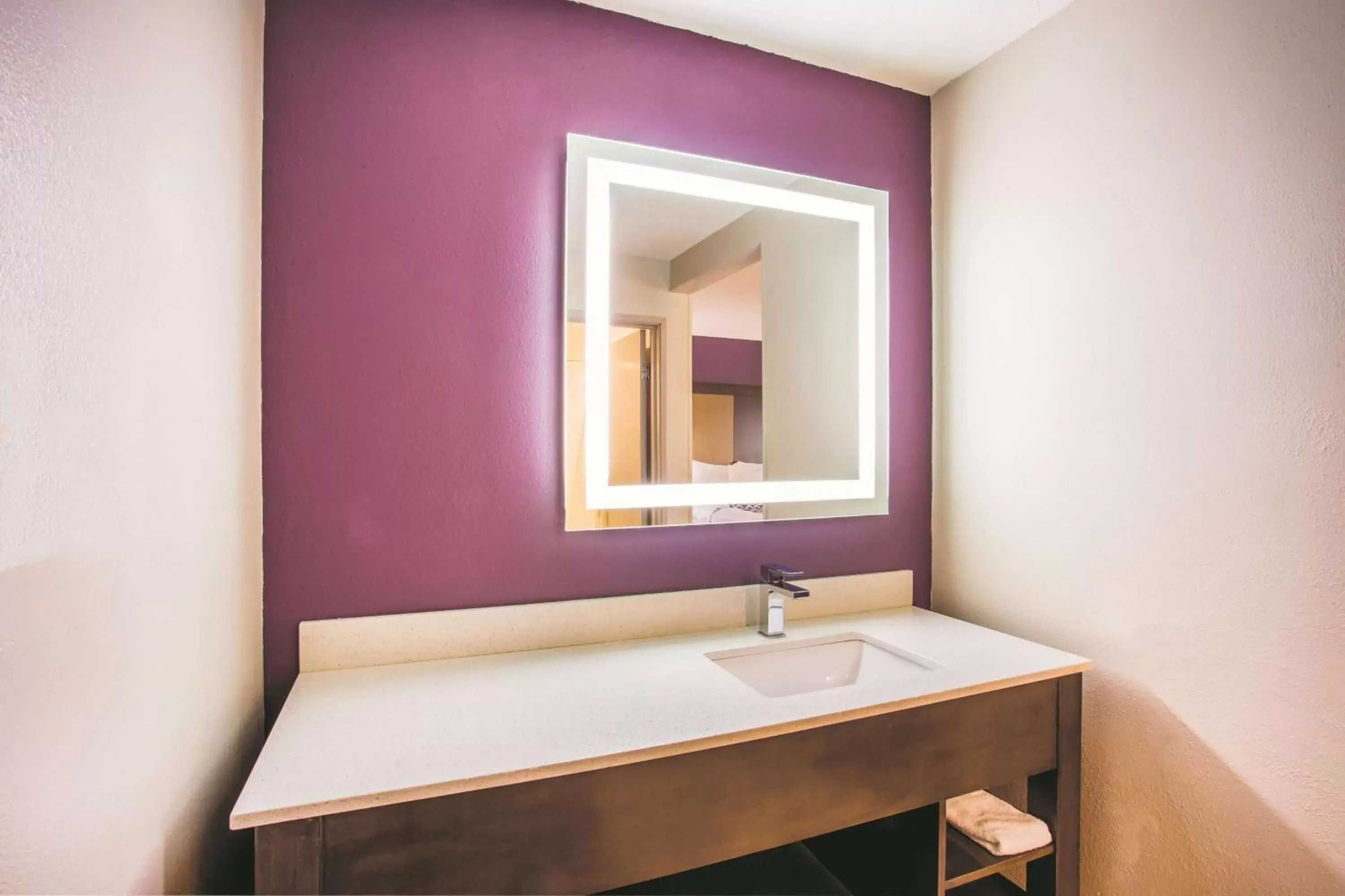 Photo of the whole room, Bathroom in La Quinta by Wyndham Cincinnati NE - Mason
