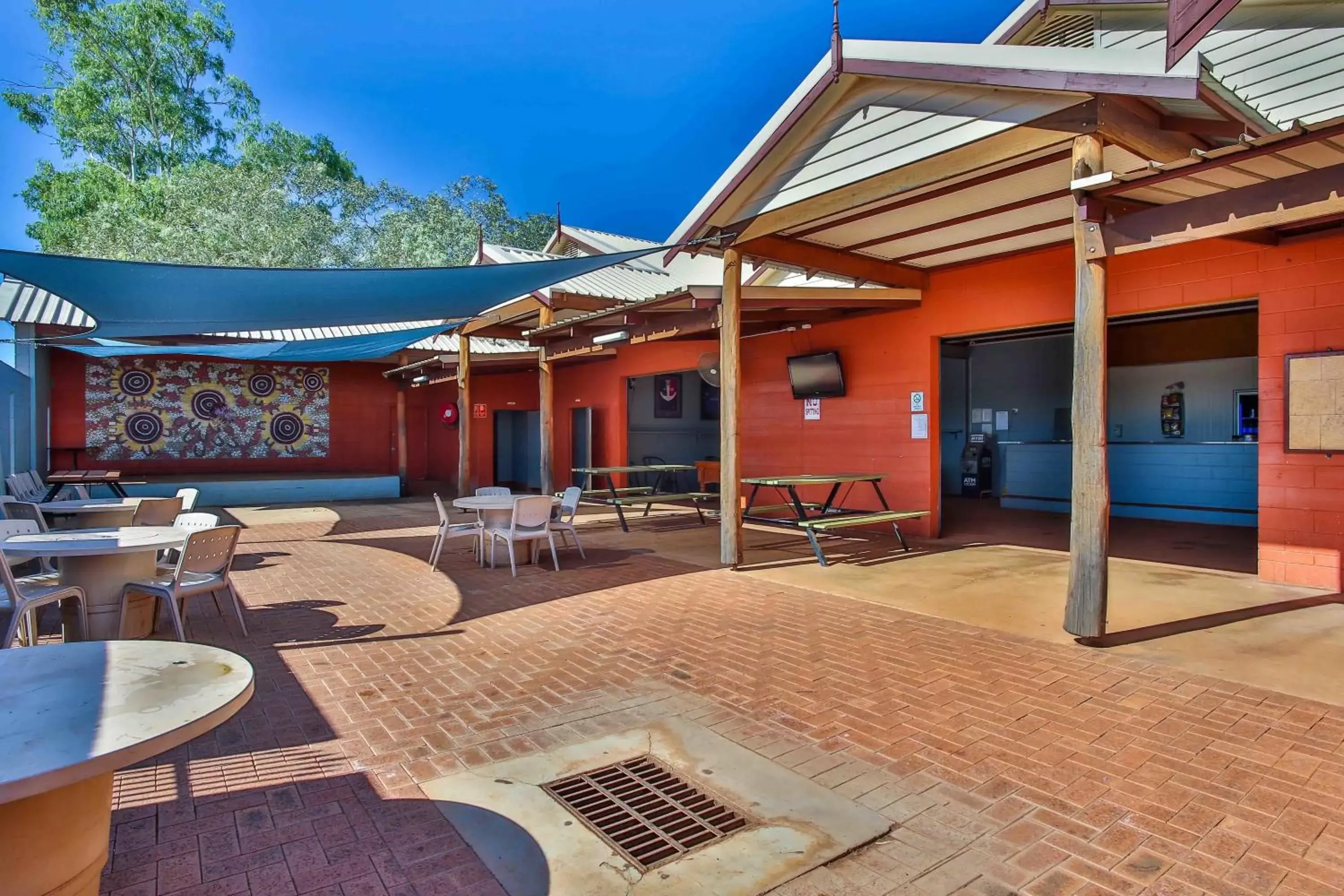 Facade/entrance in Kimberley Hotel