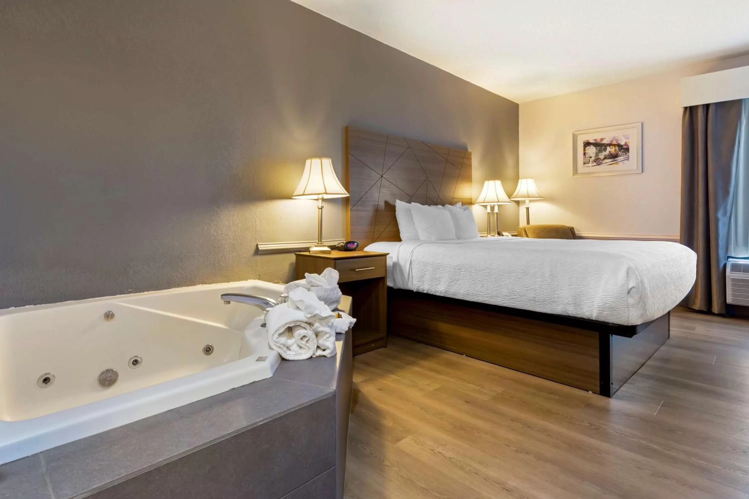 Bedroom in Best Western Plus South Hill Inn