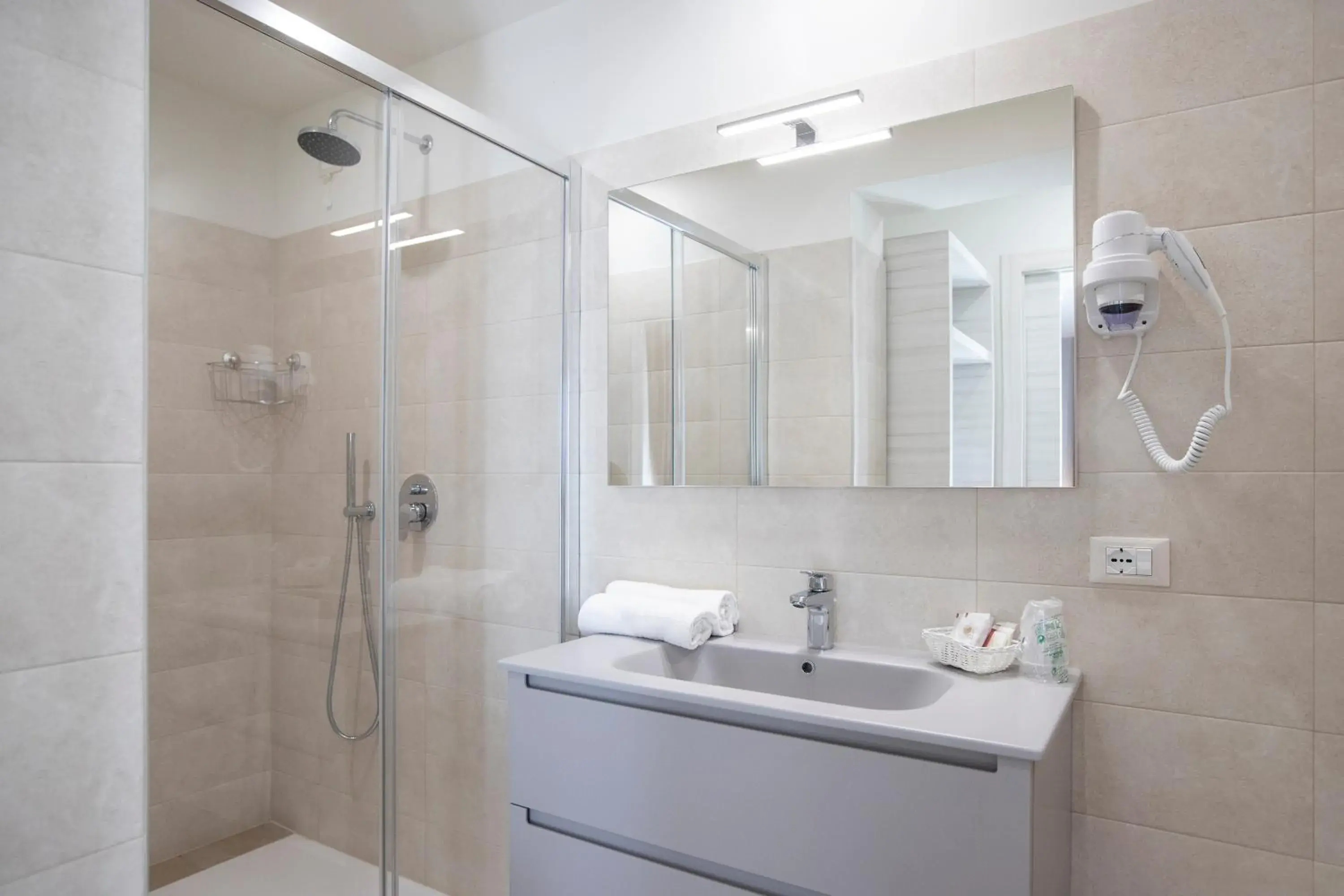 Shower, Bathroom in Hotel Marco Polo