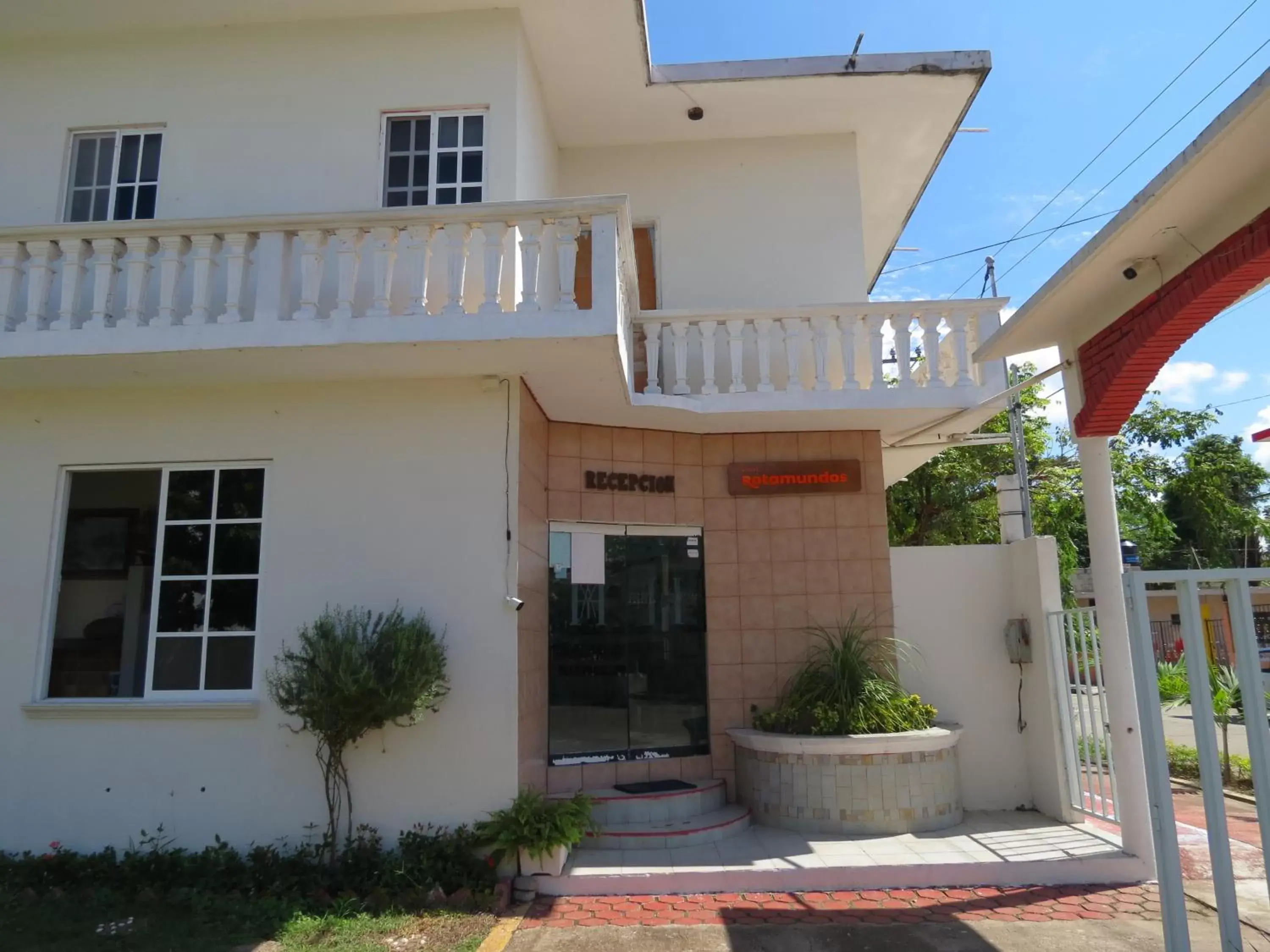 Facade/entrance in Hotel Albri by Rotamundos