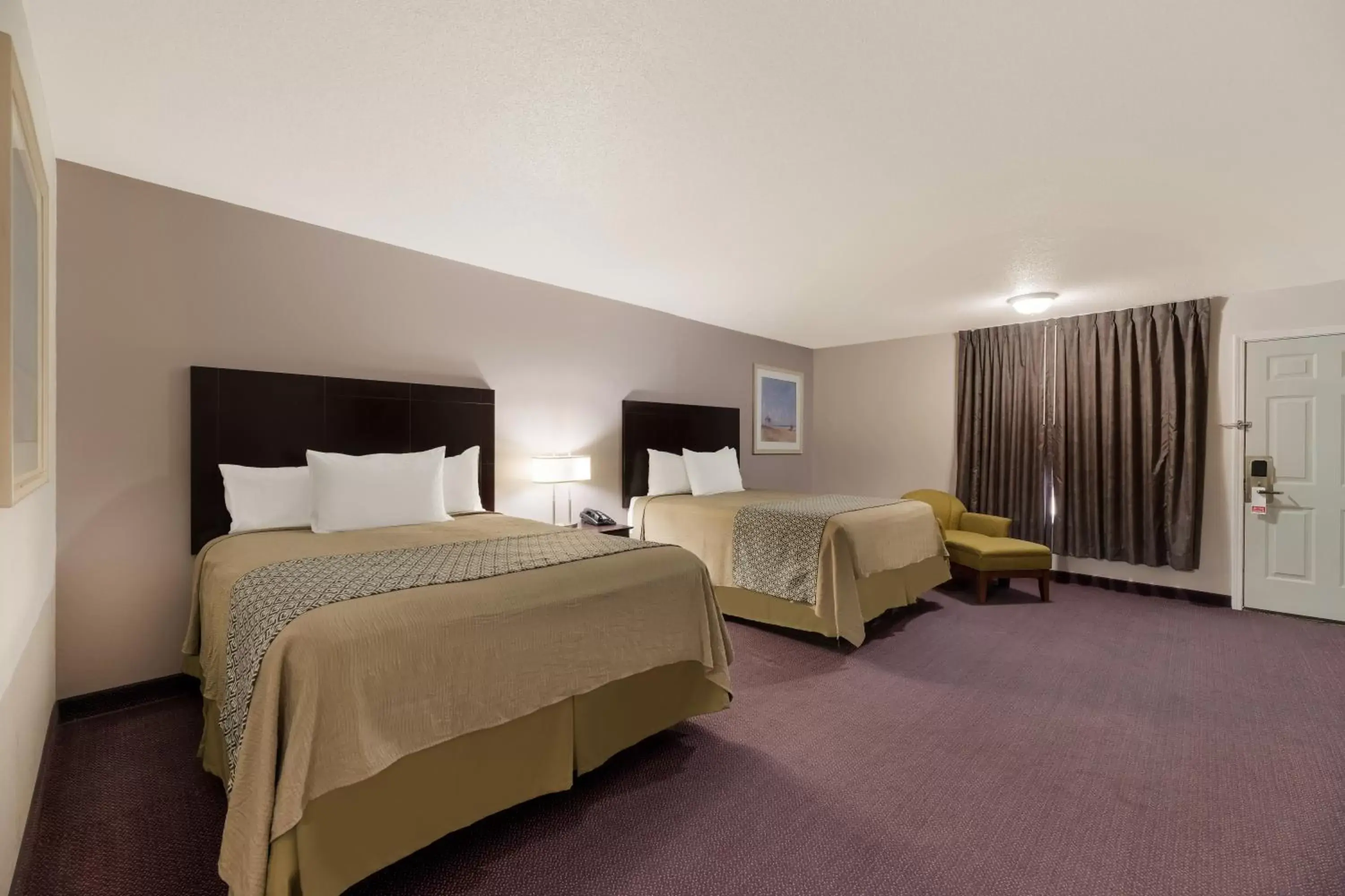 Bed in Americas Best Value Inn Alpine