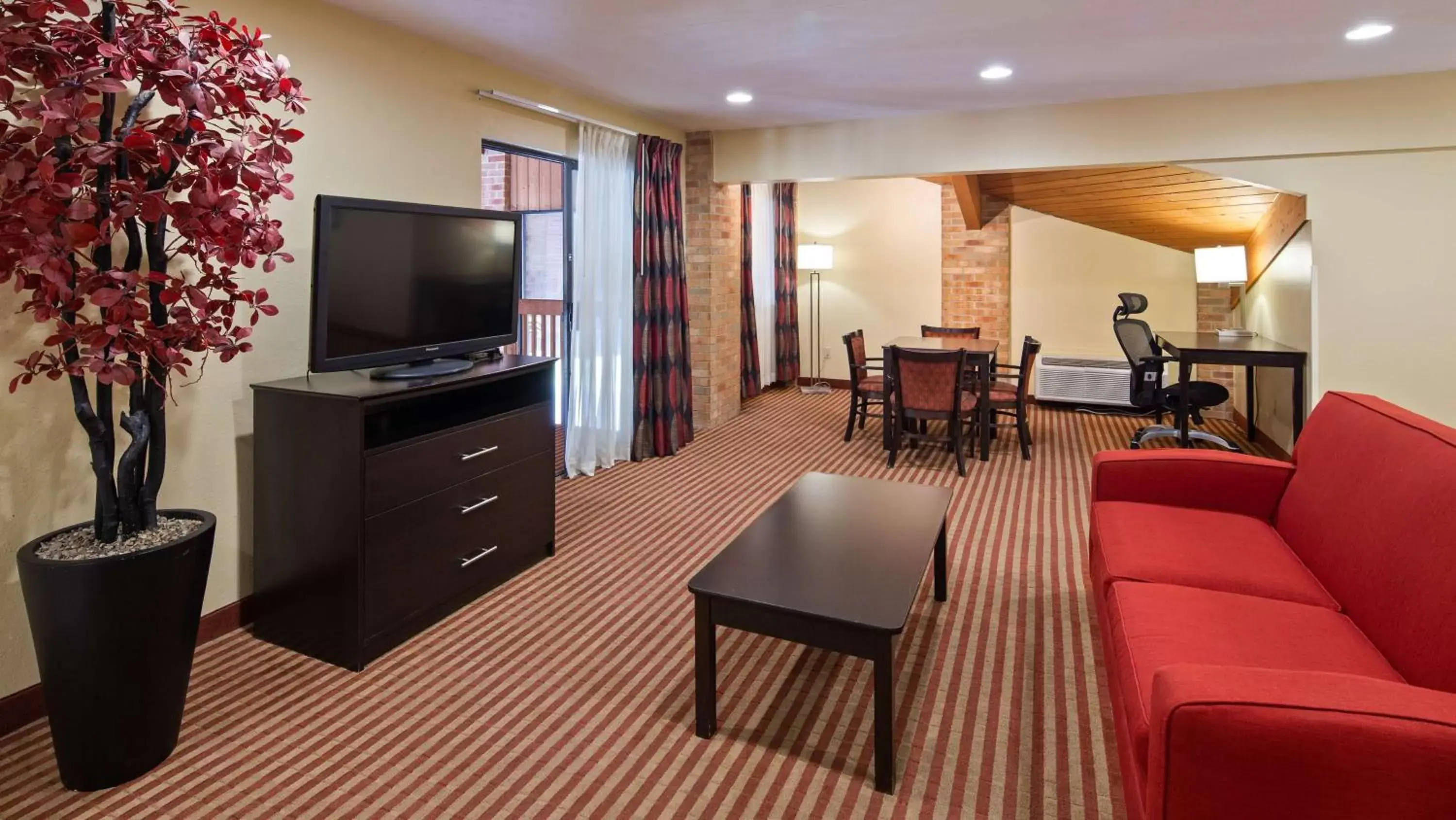 Photo of the whole room, Seating Area in Best Western Jacksonville Inn