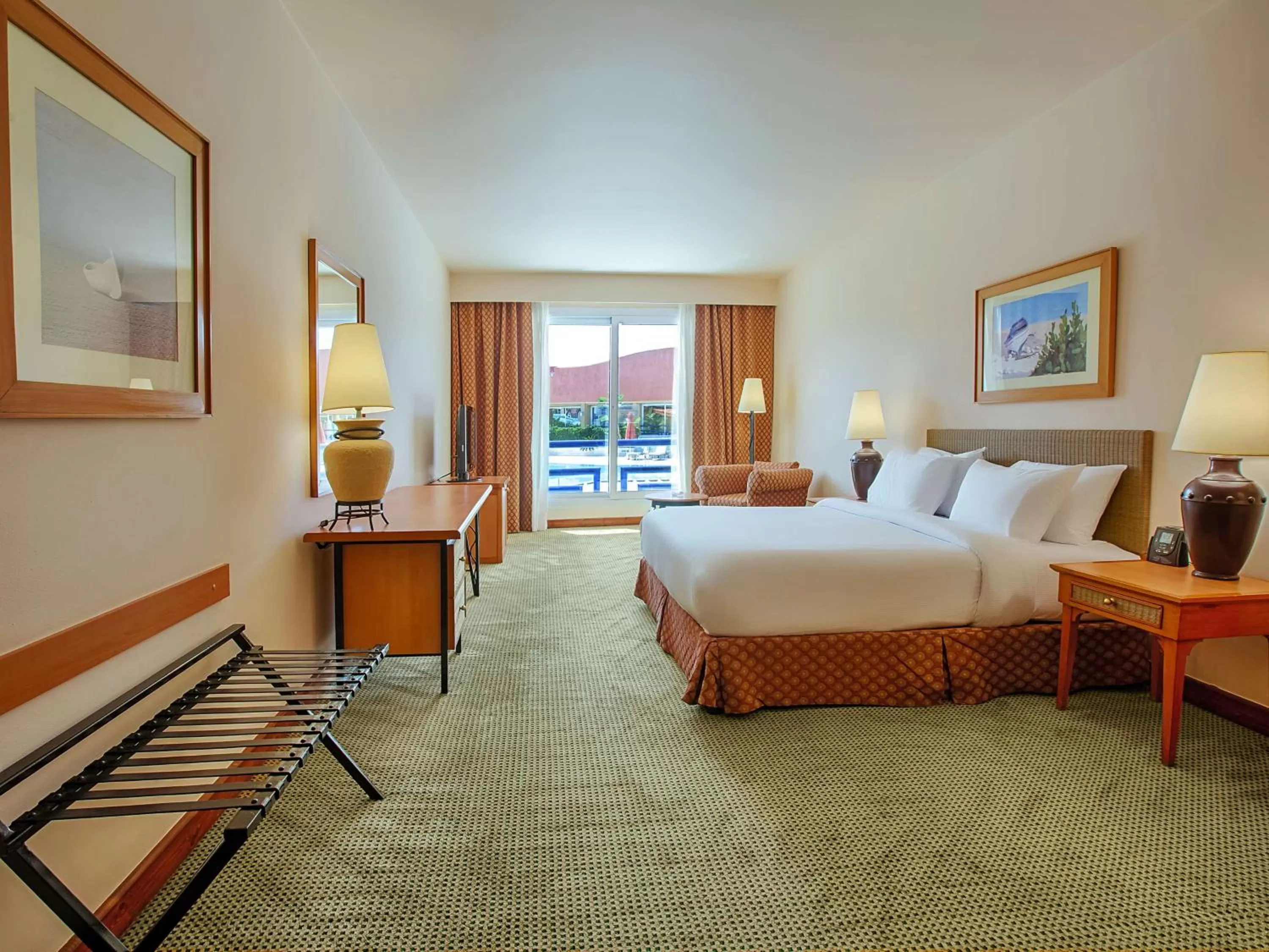 Bed in Hilton Alexandria Green Plaza