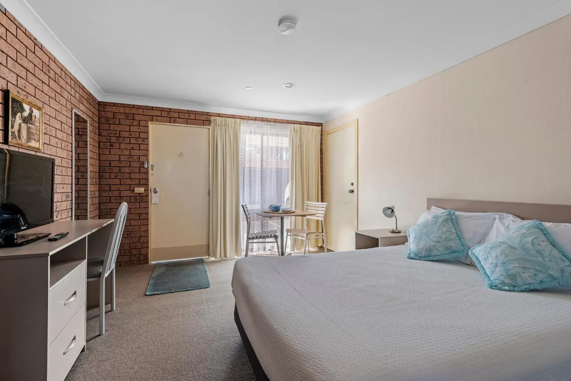 Photo of the whole room, Bed in Bomaderry Motor Inn