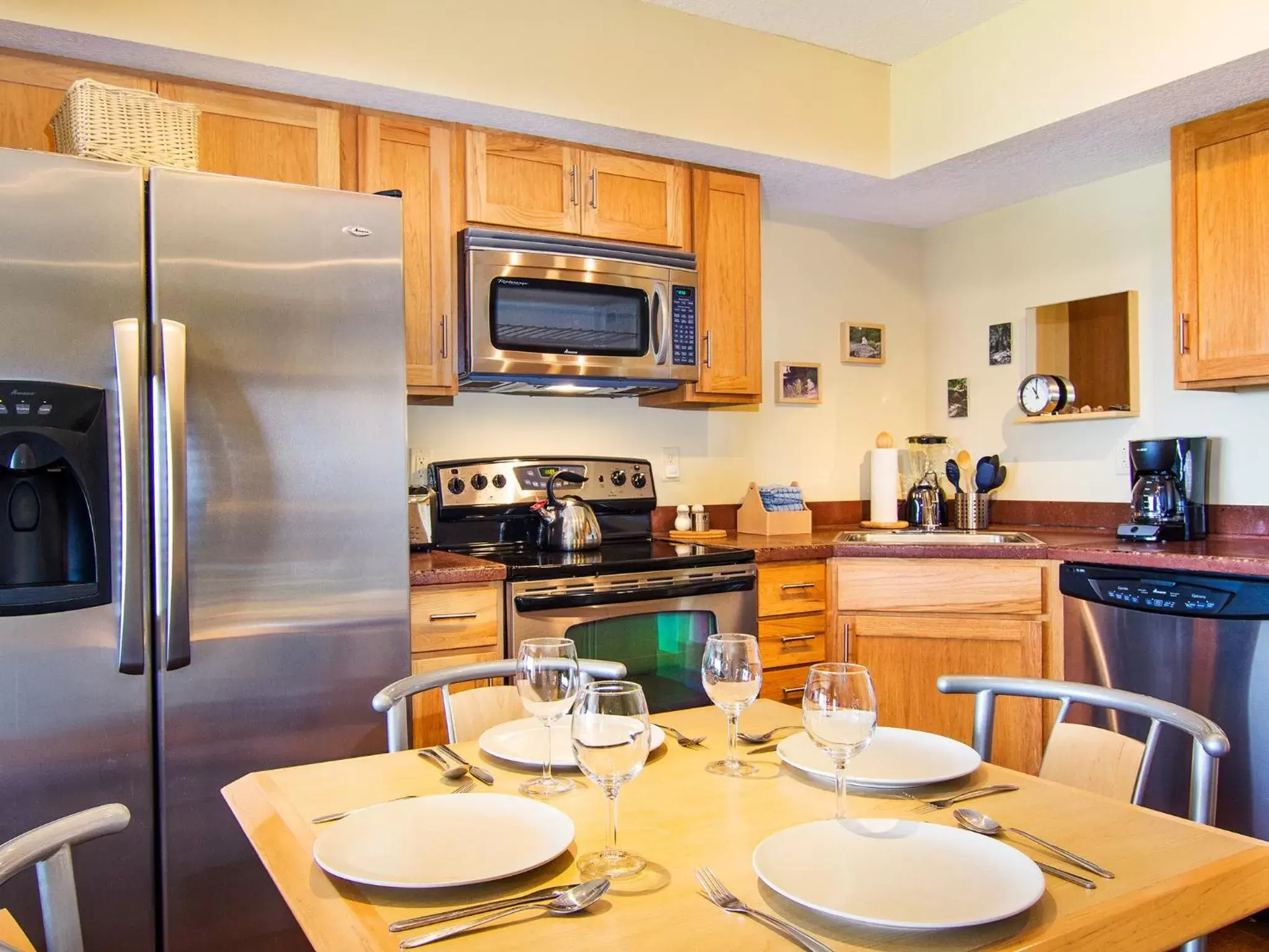 Kitchen or kitchenette, Restaurant/Places to Eat in East Bay Suites
