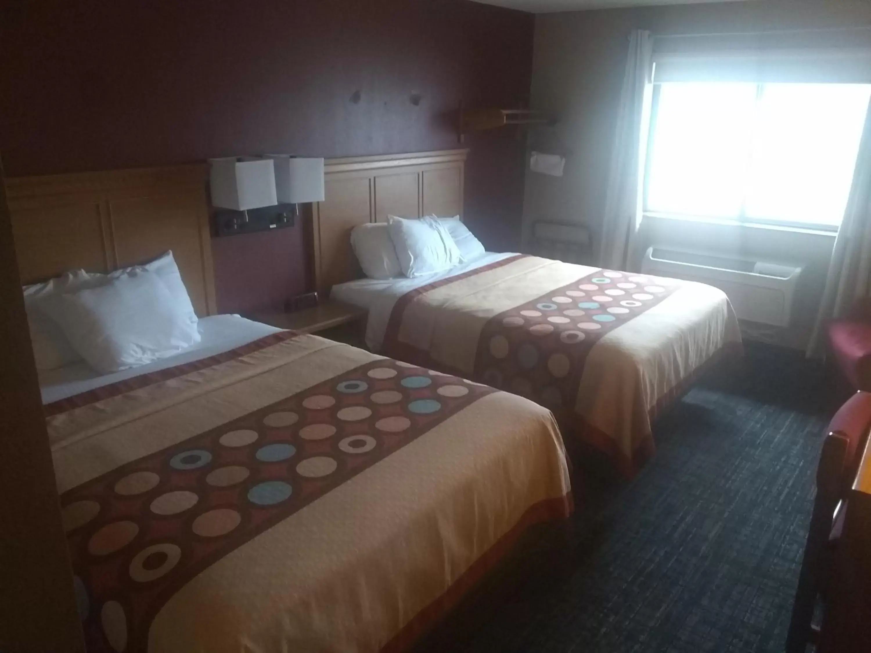 Photo of the whole room, Bed in Super 8 by Wyndham Baxter/Brainerd Area