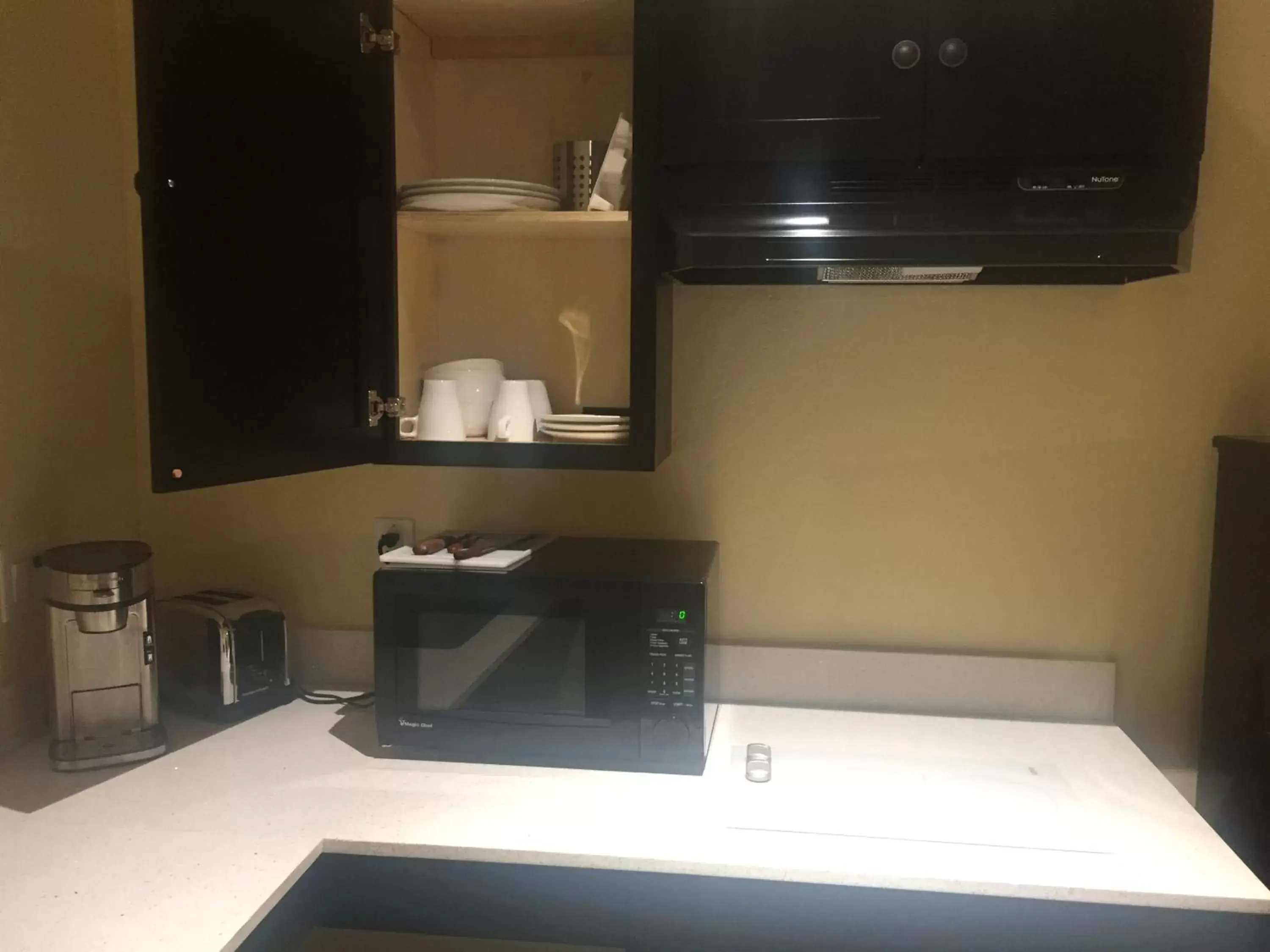 Kitchen or kitchenette, TV/Entertainment Center in Days Inn by Wyndham Freeport