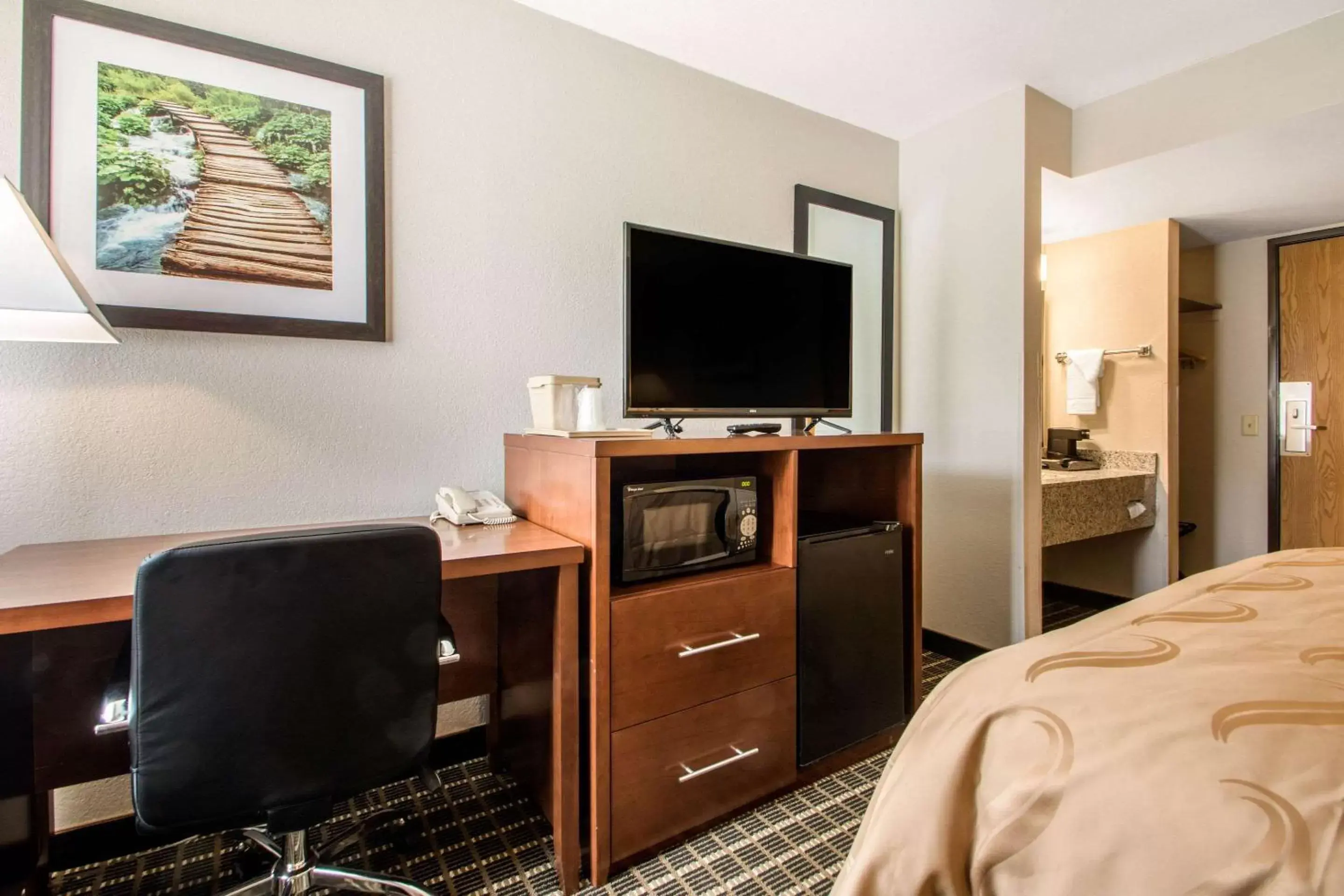 Photo of the whole room, Bed in Quality Inn Madison West Near University Area Photo of the whole room, Bed in Quality Inn Madison West Near University Area