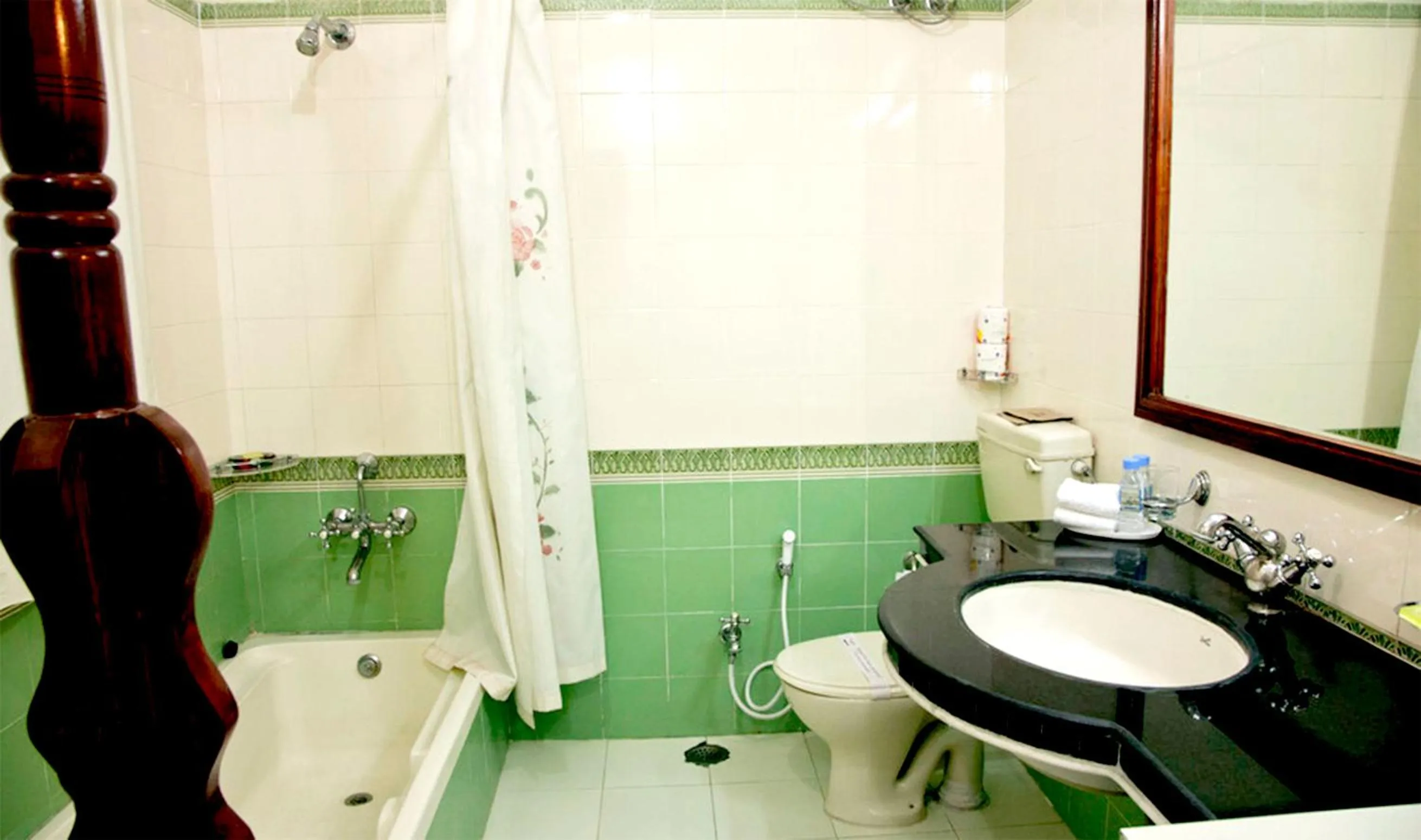 Bathroom in Hari Mahal Palace by Pachar Group