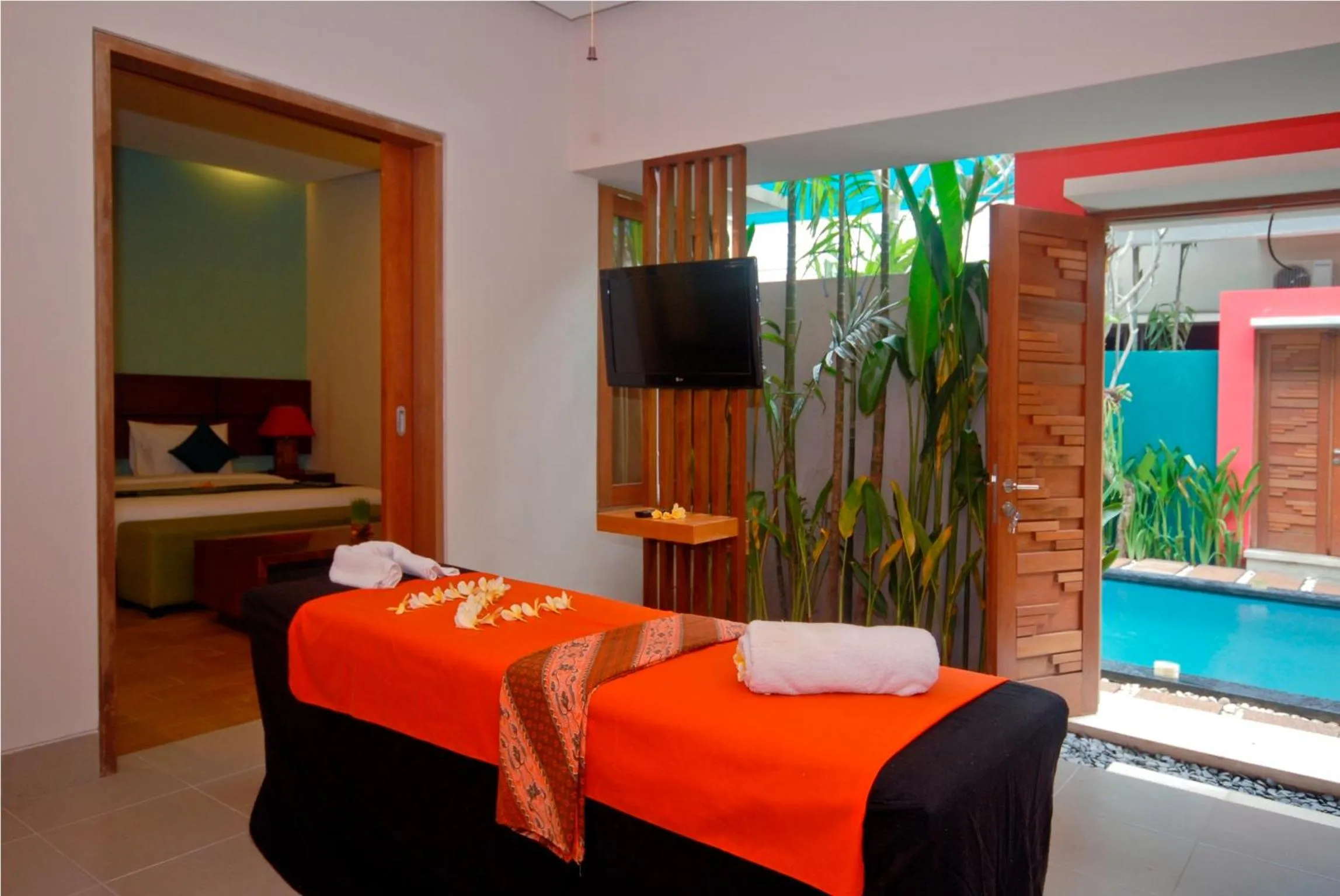 Massage, Bed in The Green Zhurga Suite Seminyak