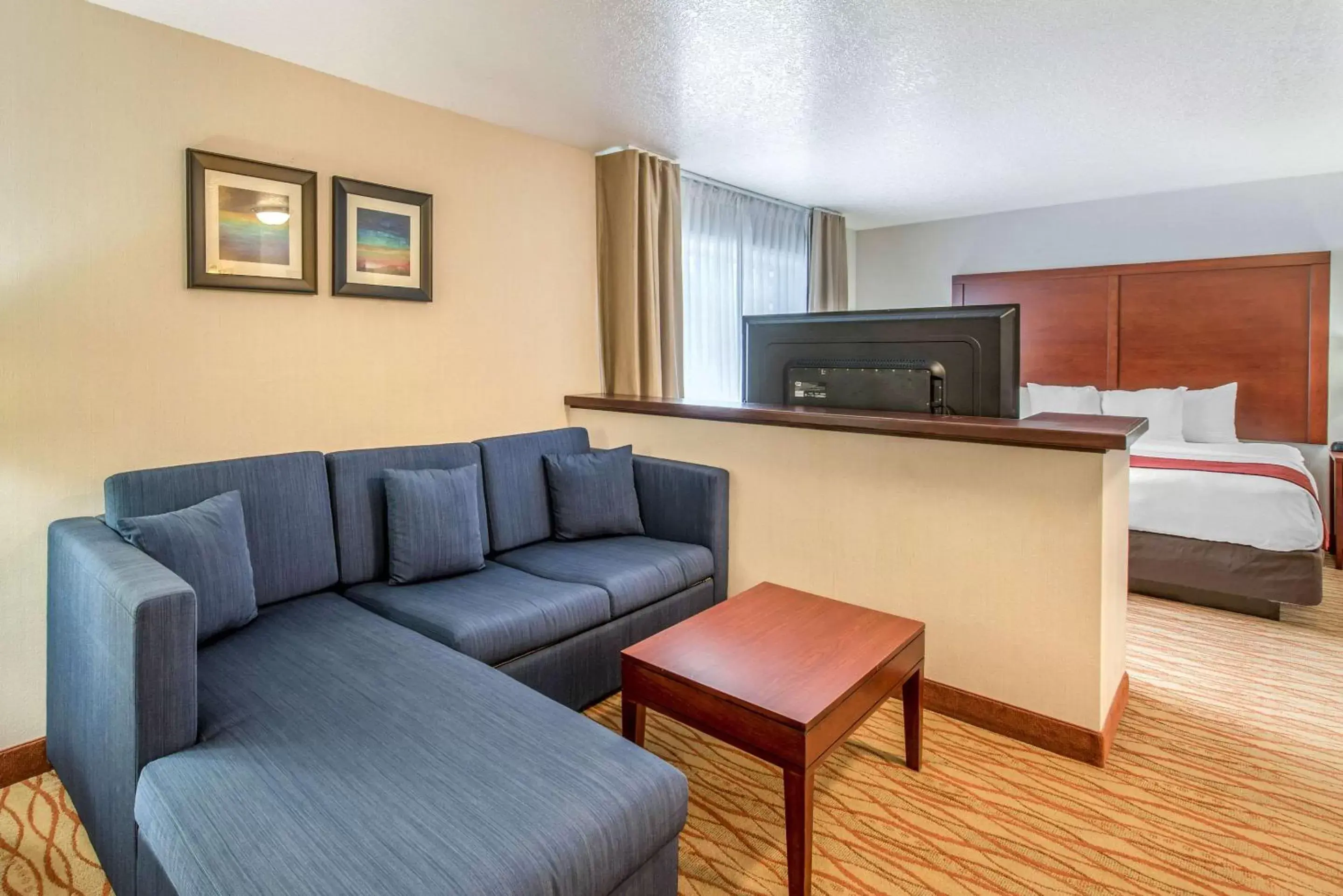 Photo of the whole room, Seating Area in Comfort Inn Mount Shasta Area