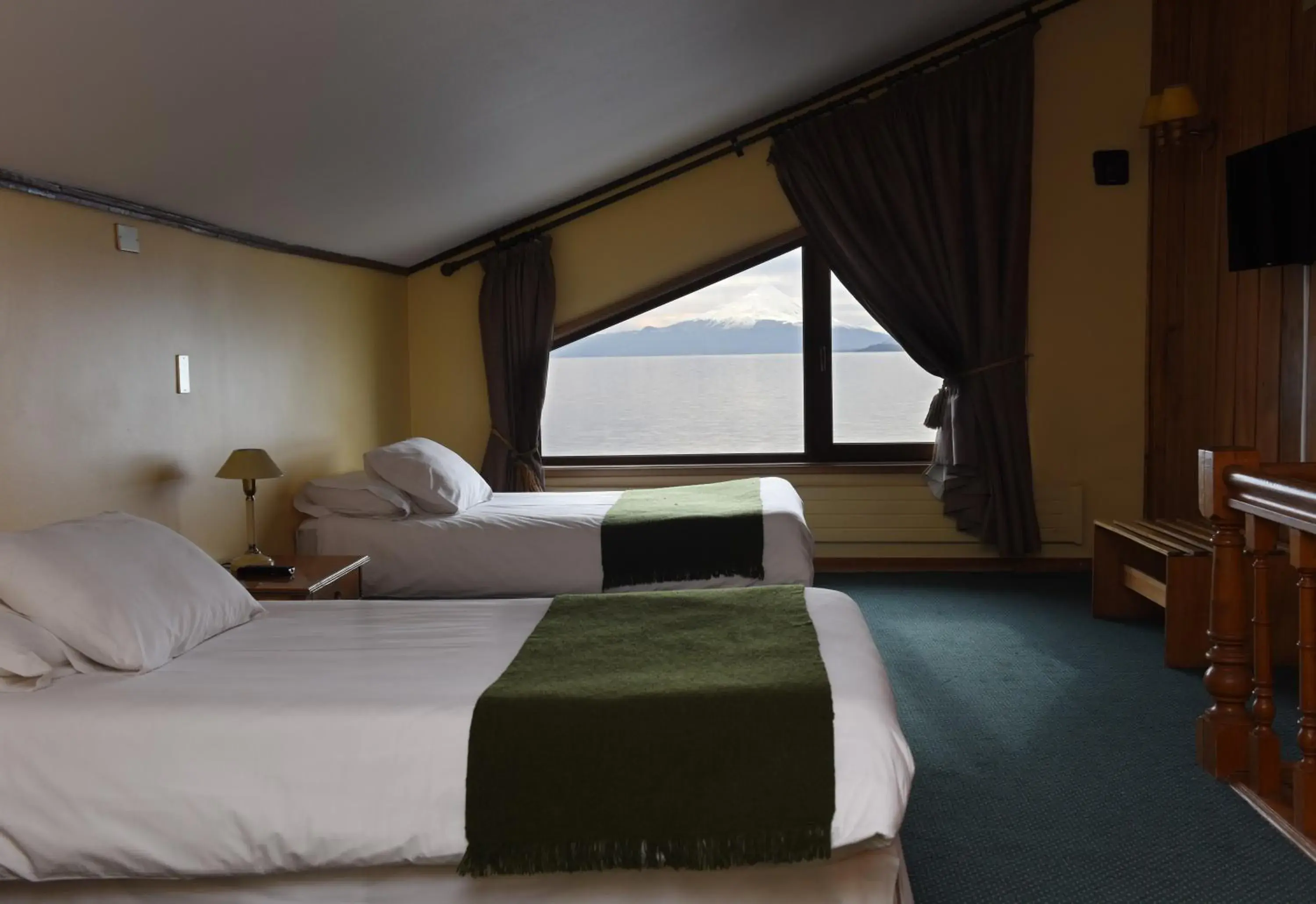 Lake view, Bed in Hotel Bellavista
