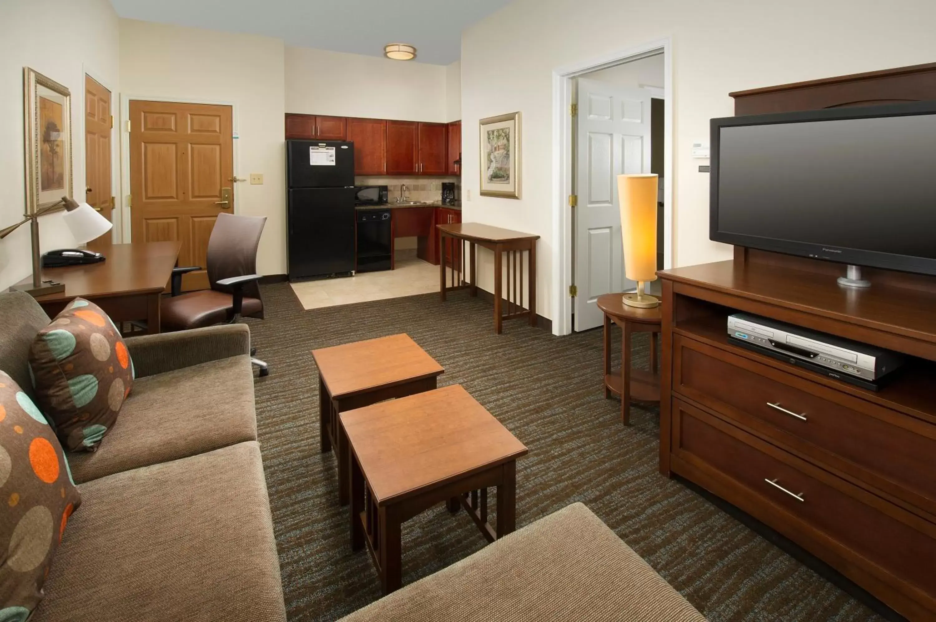 Photo of the whole room, TV/Entertainment Center in Staybridge Suites Baltimore BWI Airport, an IHG Hotel