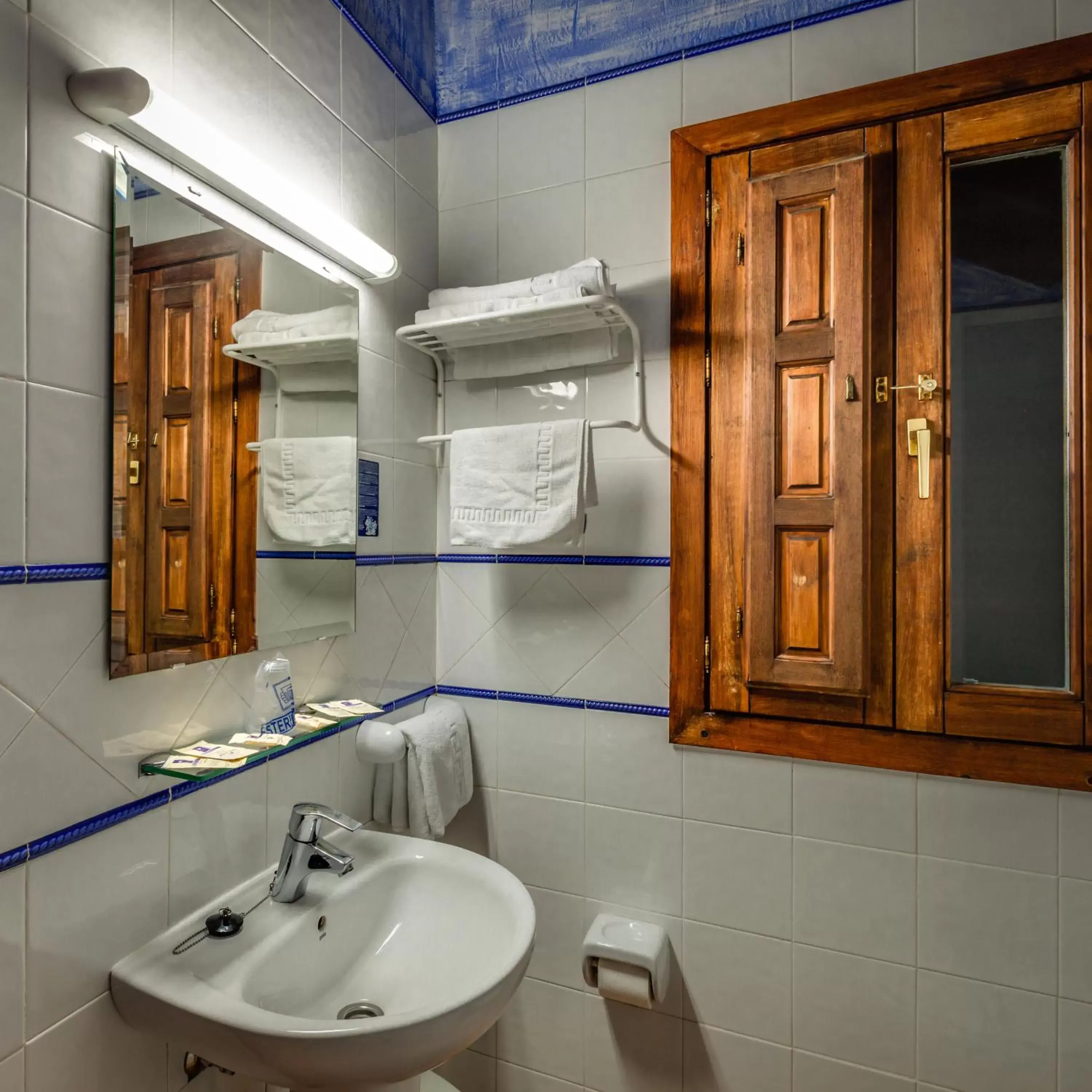 Photo of the whole room, Bathroom in Hotel Rural Huerta del Laurel