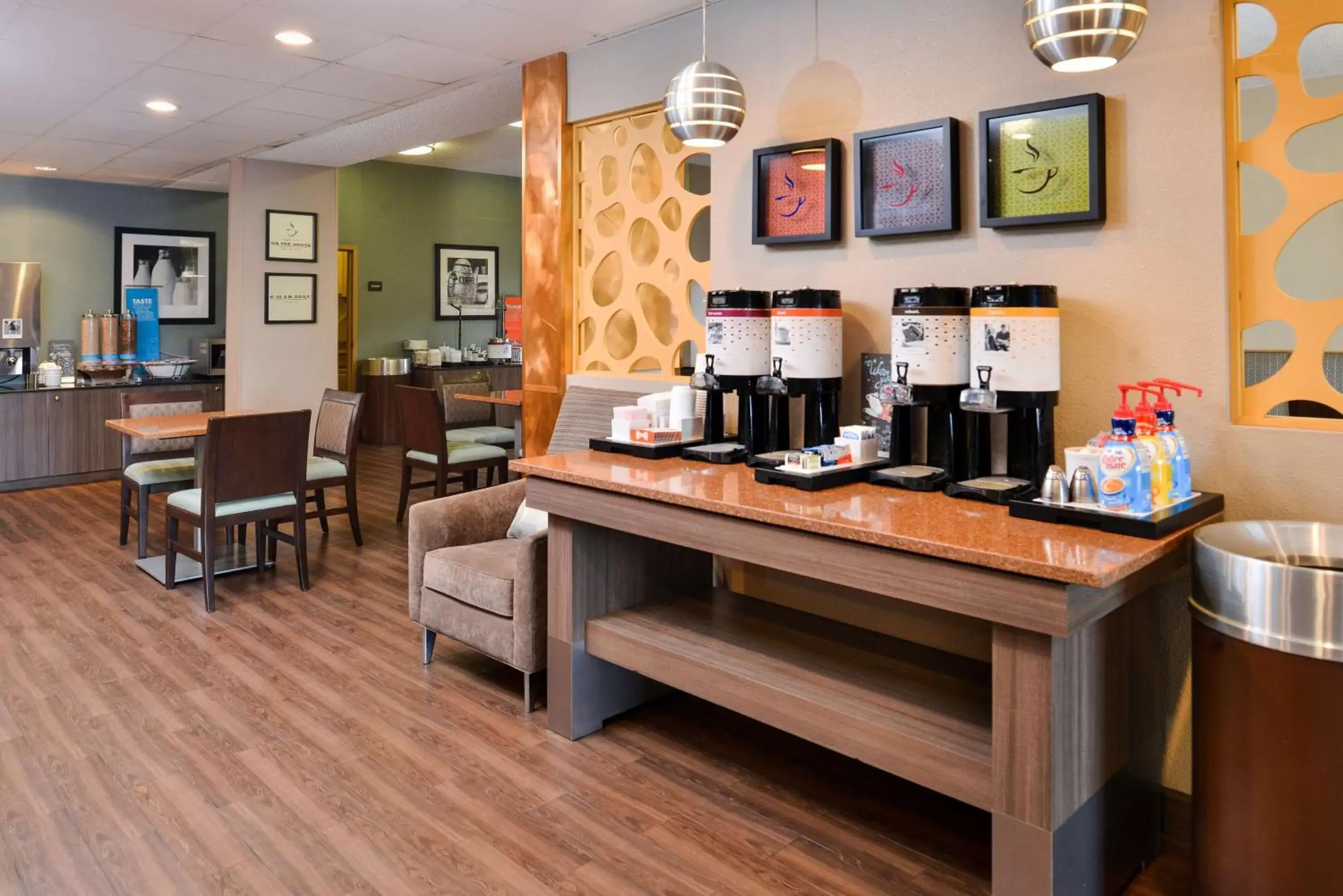Dining area in Hampton Inn Closest to Universal Orlando