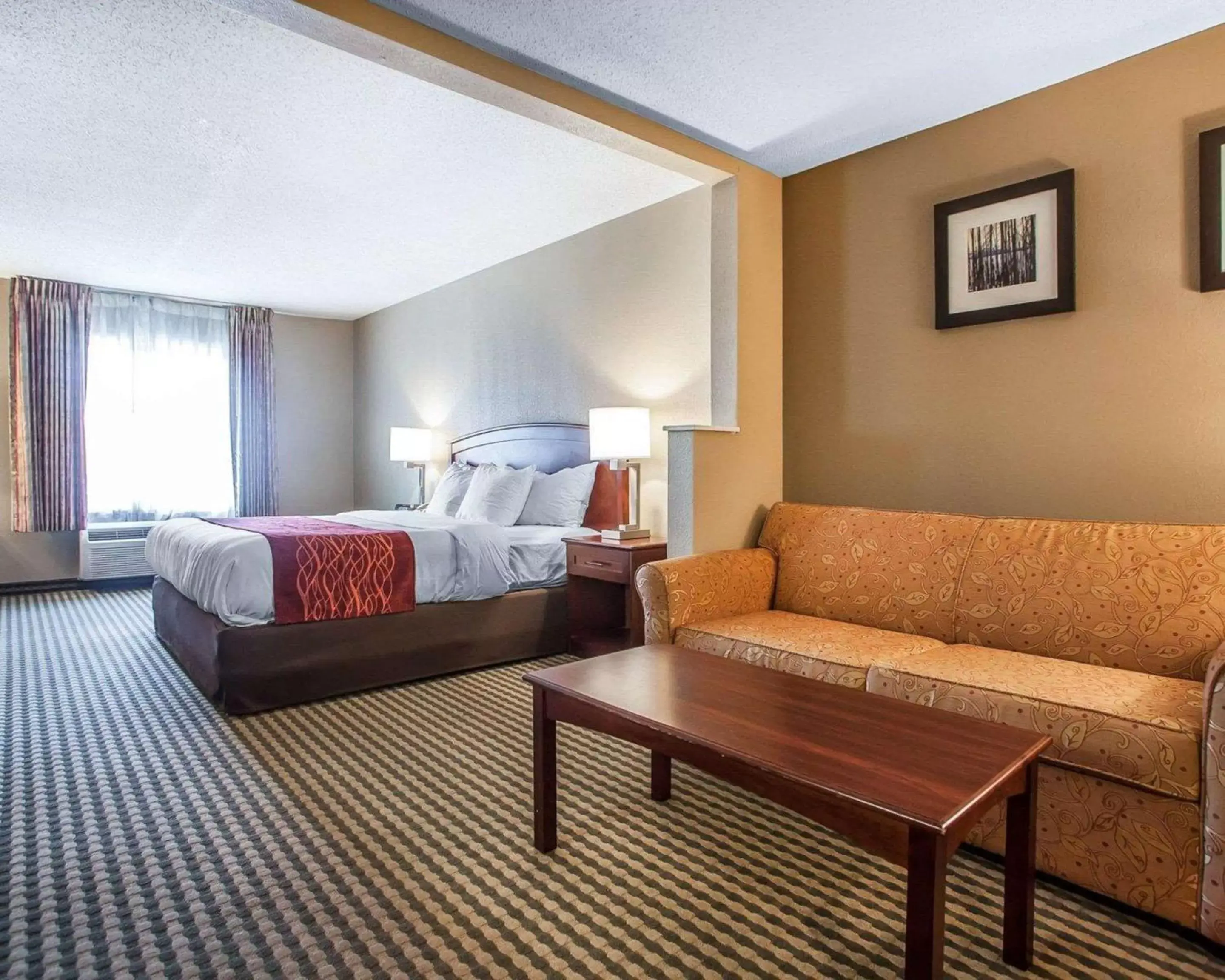 Photo of the whole room, Bed in Comfort Inn & Suites Carneys Point