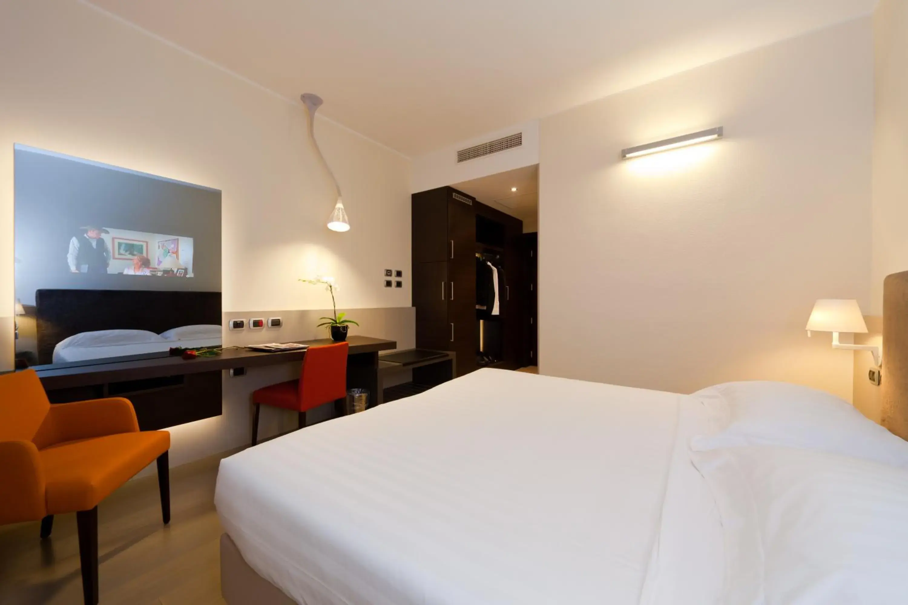 TV and multimedia, Bed in RMH MODENA DES ARTS