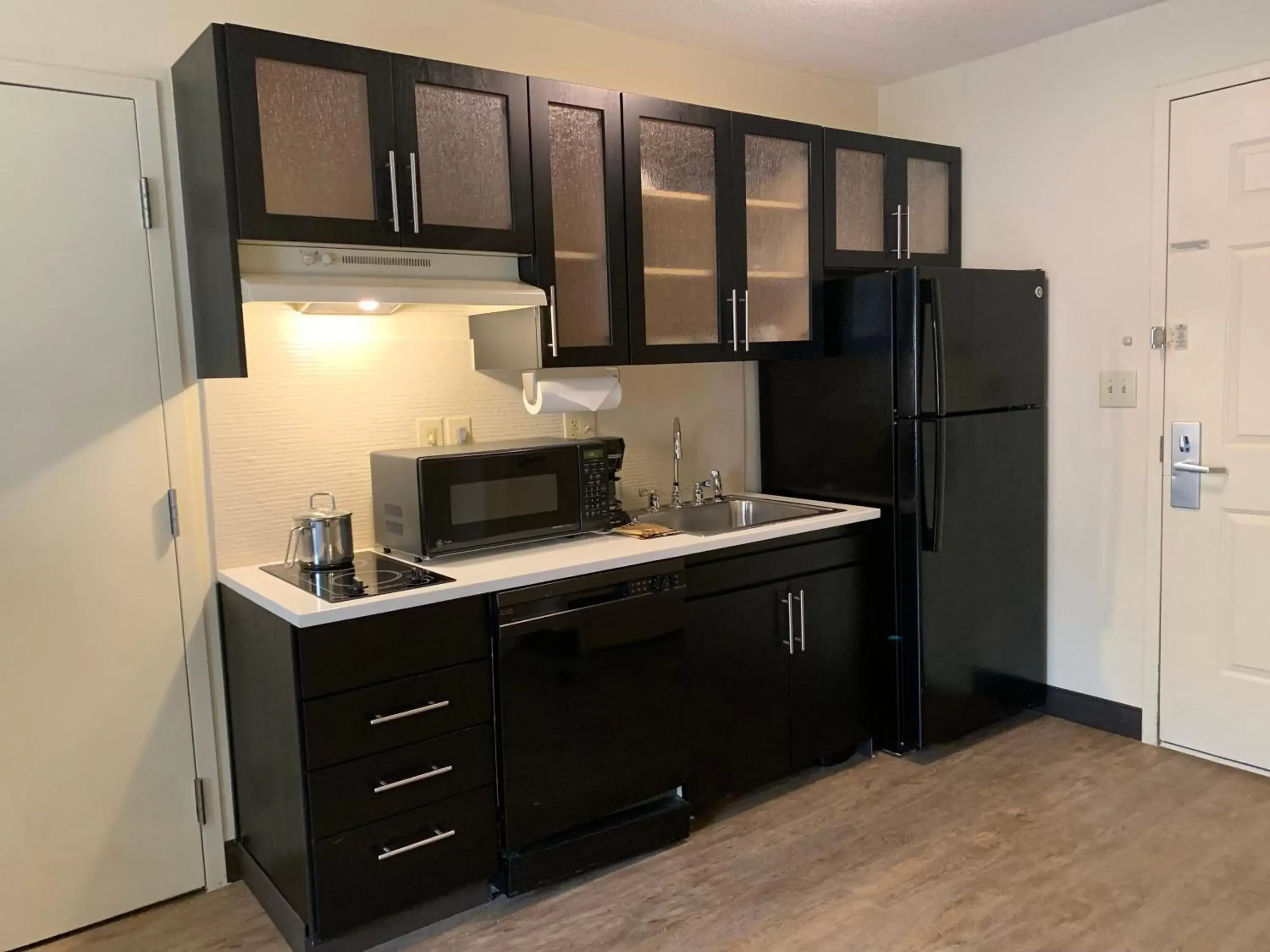 Photo of the whole room, Kitchen/Kitchenette in Candlewood Suites Raleigh Crabtree, an IHG Hotel