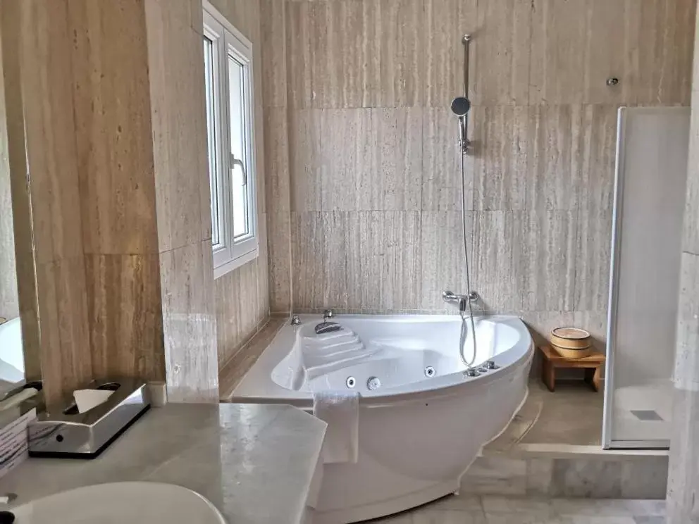 Hot Tub, Bathroom in La Luna Blanca