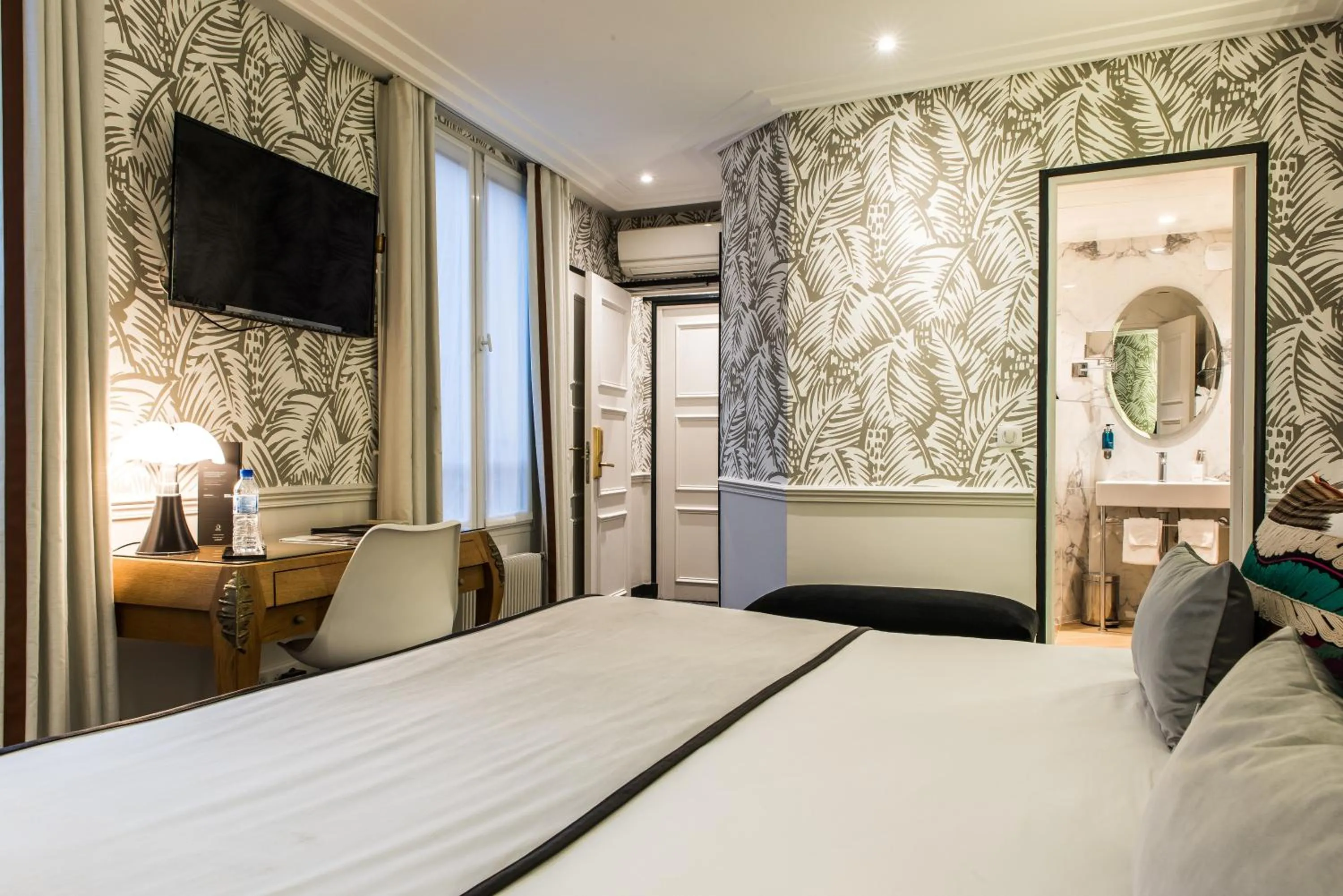 Bathroom, Bed in Hôtel Jardin Le Bréa