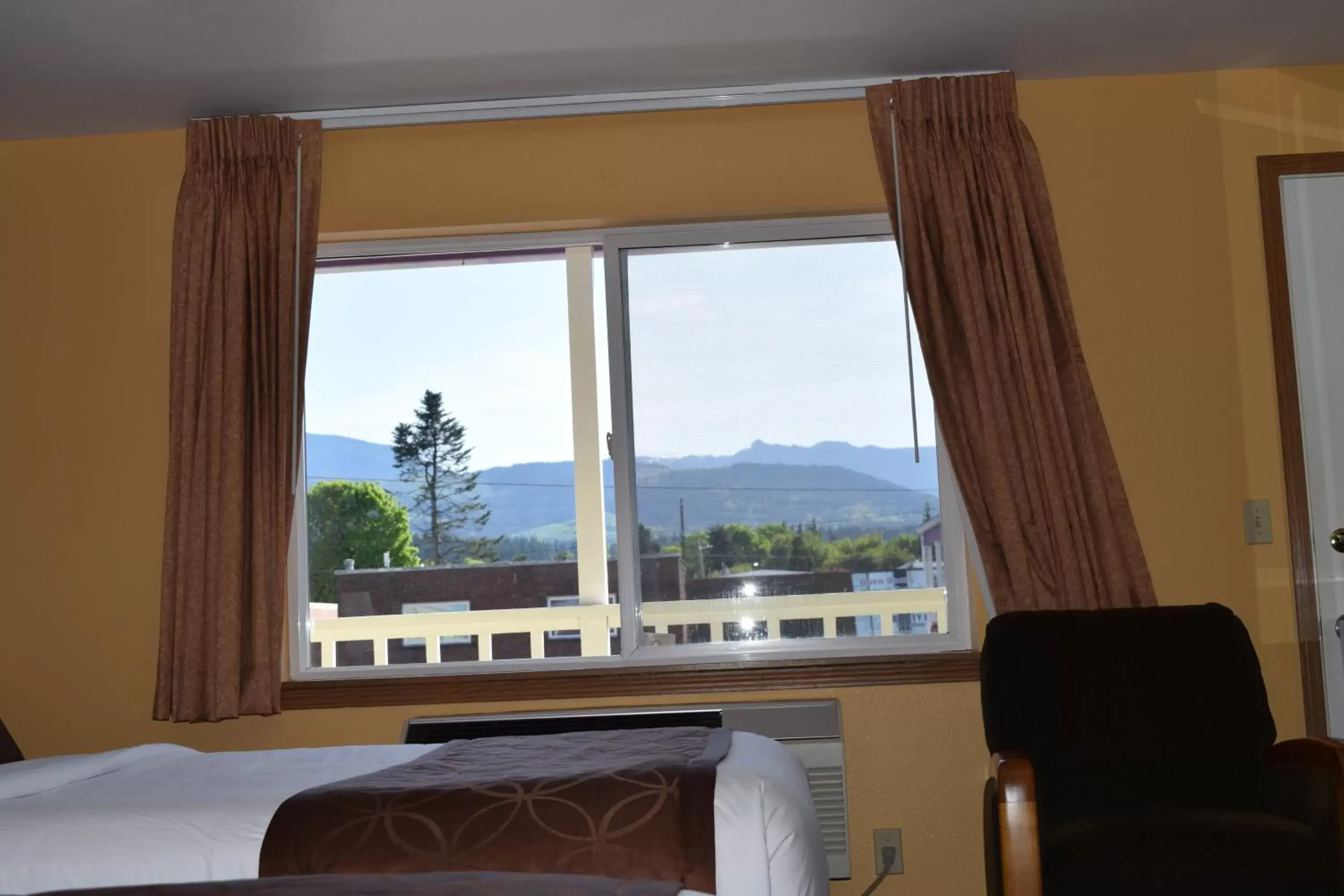 Bedroom, Mountain View in Royal Victorian Motel