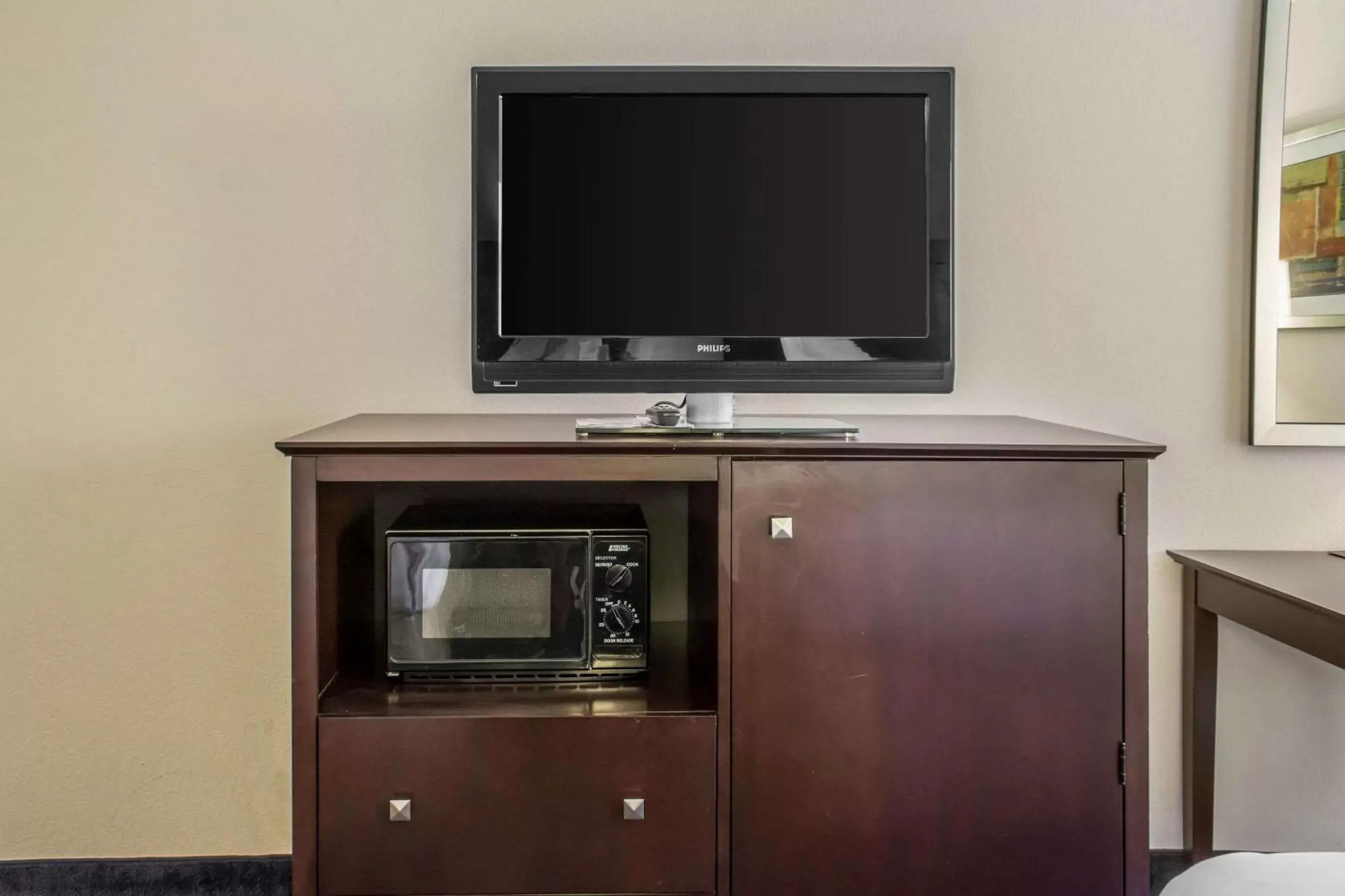 Photo of the whole room, TV/Entertainment Center in Econo Lodge Ankeny – Des Moines