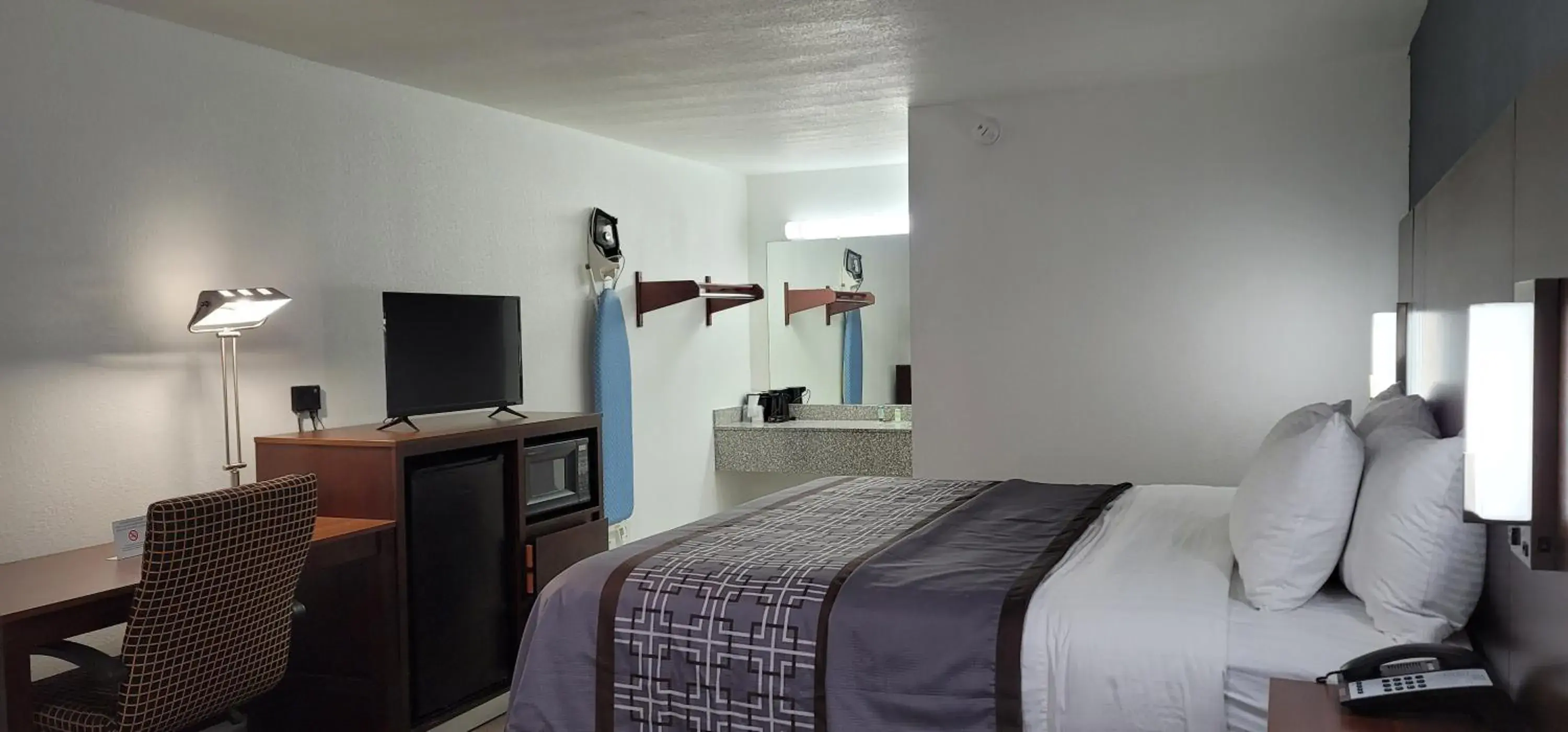 Bed in Key West Inn - Boaz