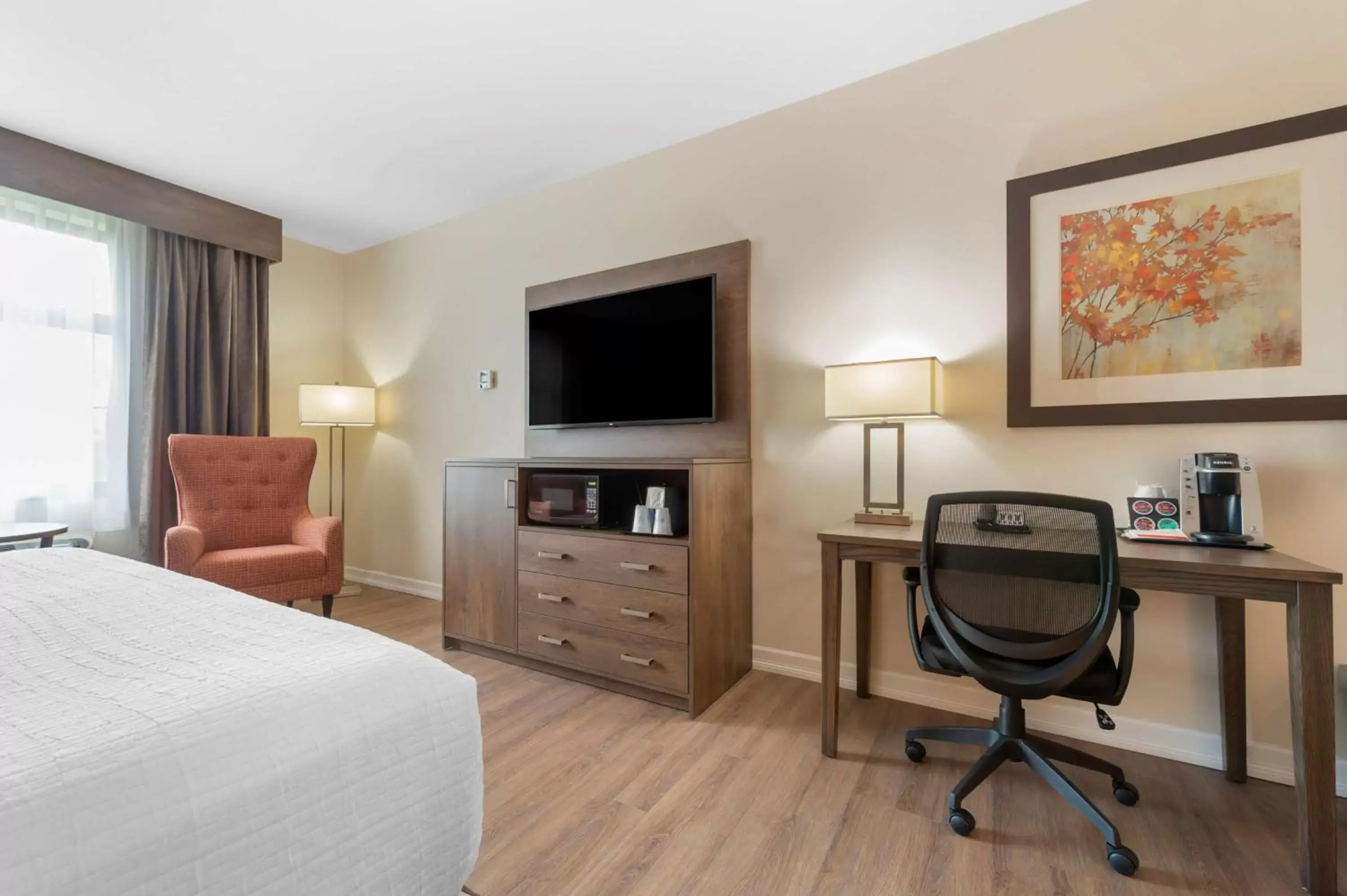 Bedroom, TV/Entertainment Center in Best Western Plus Perth Parkside Inn & Spa