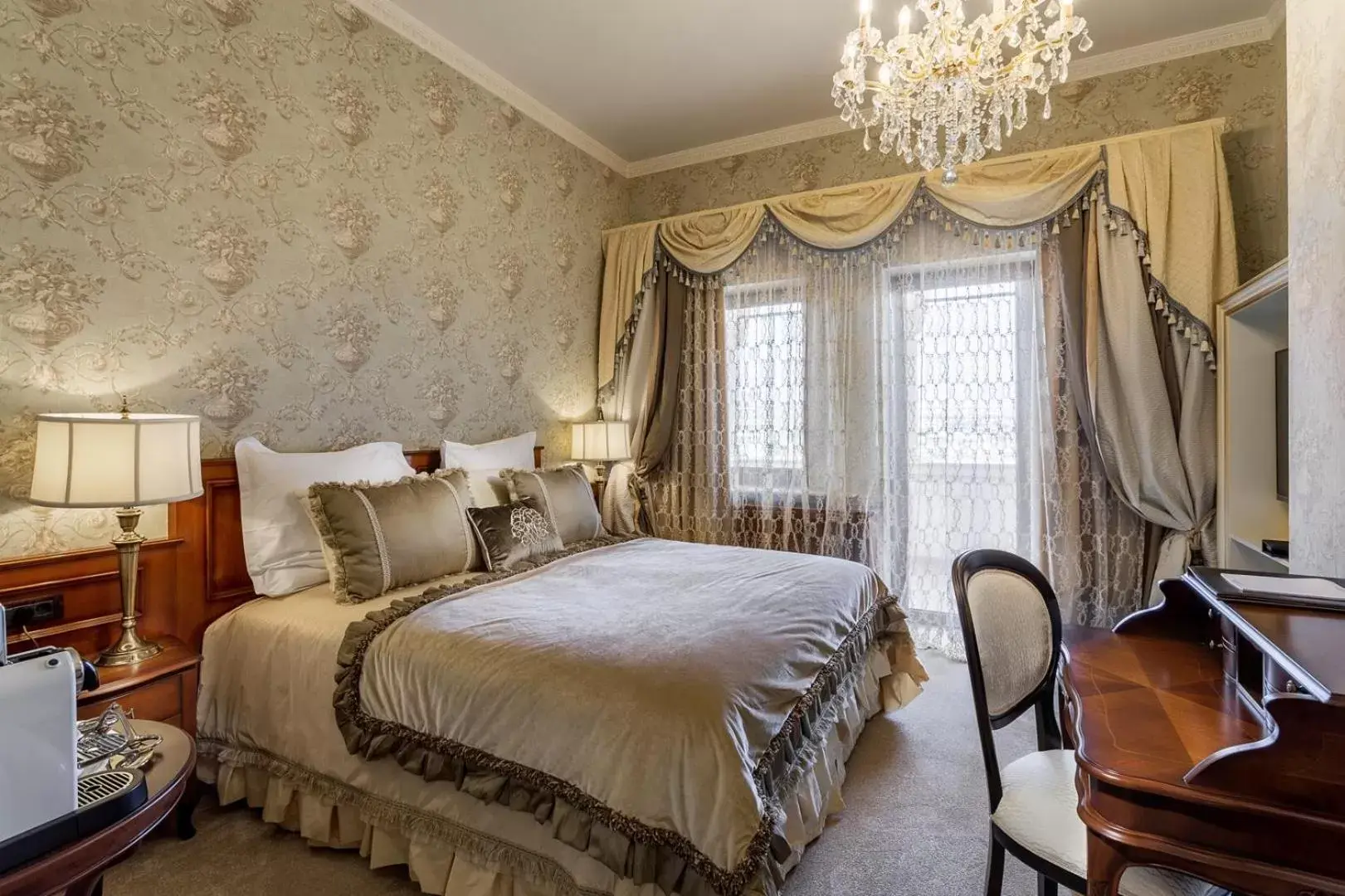 Photo of the whole room, Bed in Suter Palace Heritage Boutique Hotel