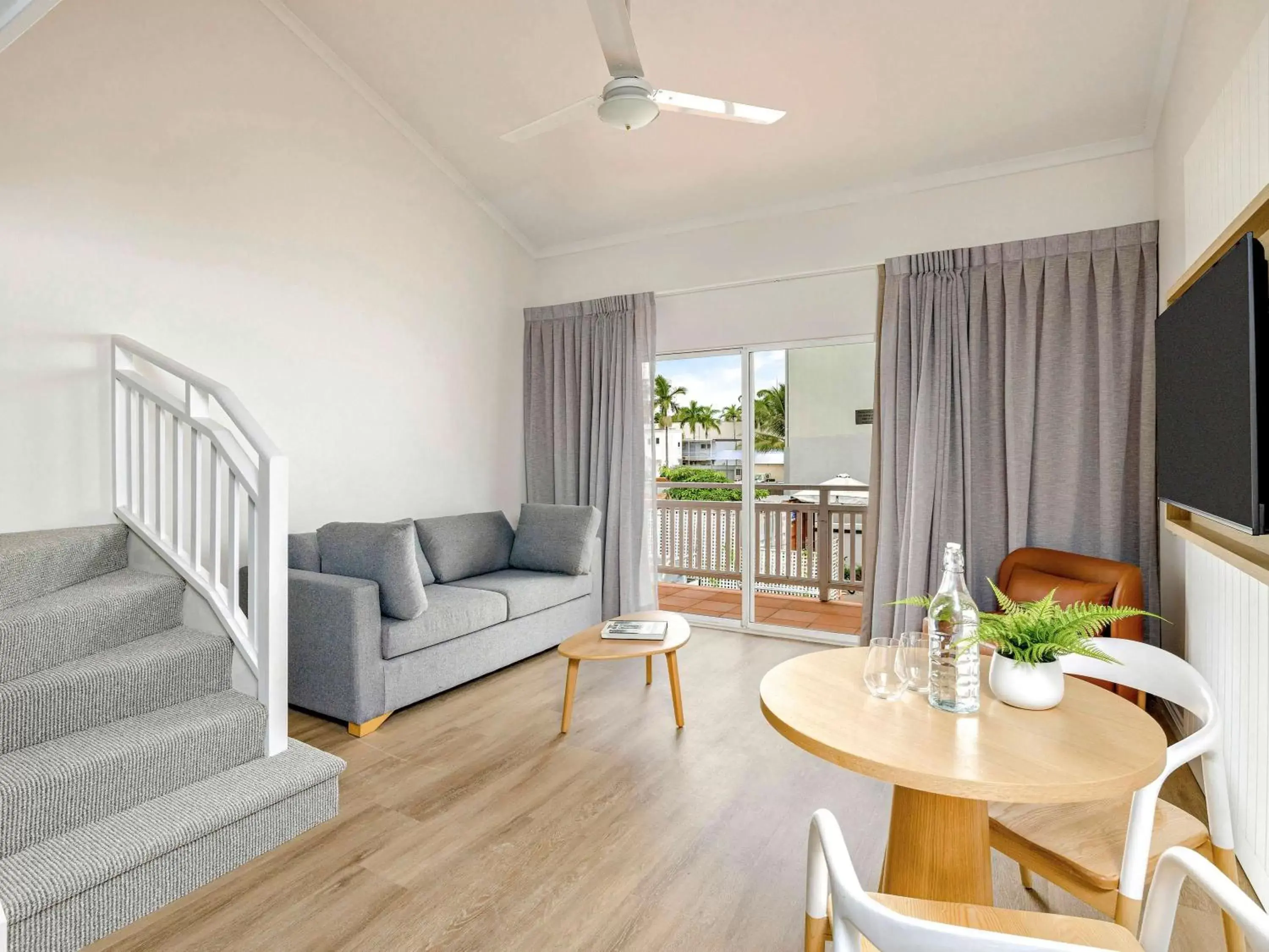 Bedroom, Seating Area in Mercure Cairns